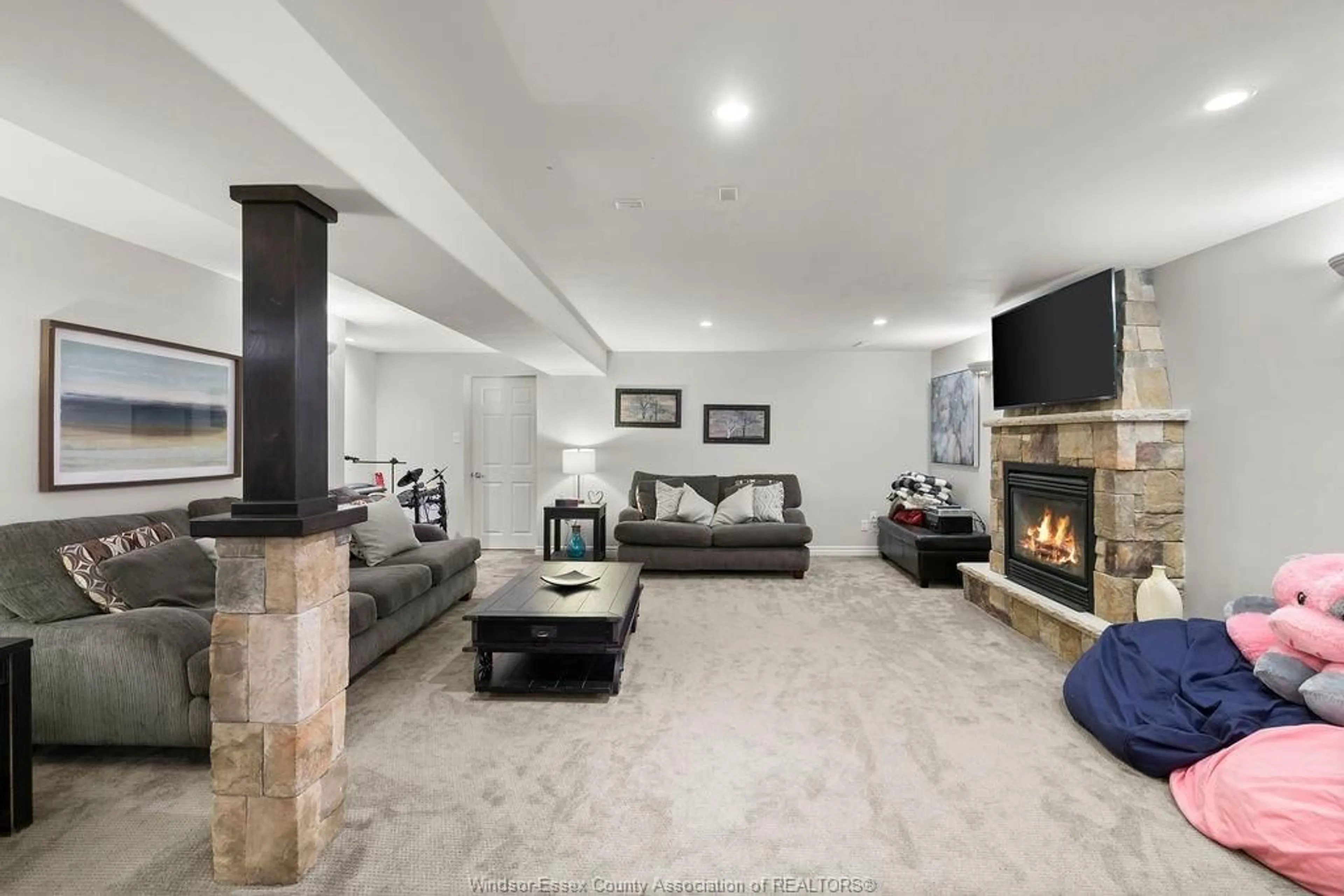 Lobby for 820 REVLAND Dr, Tecumseh Ontario N8N 5B2