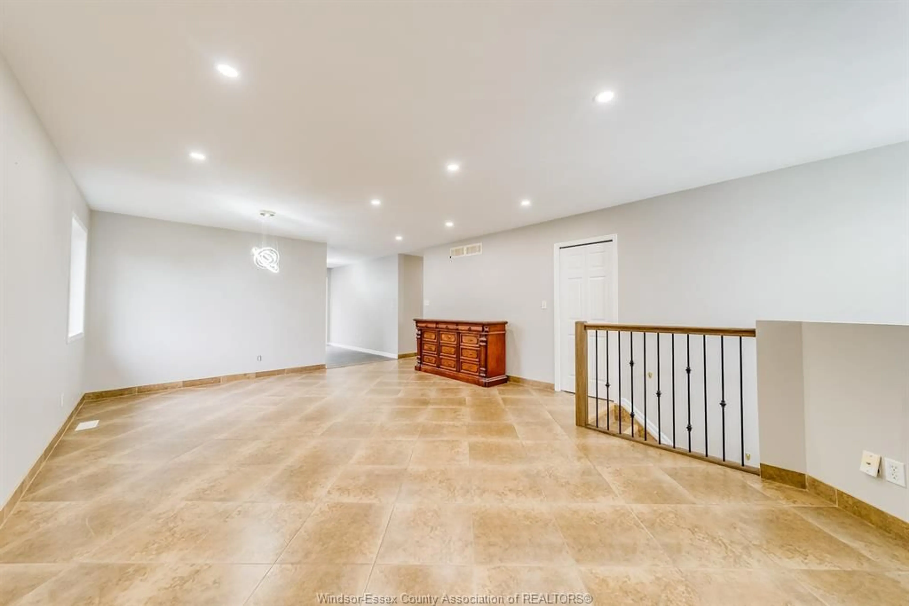 Indoor foyer for 253 FIELDS, LaSalle Ontario N9J 3S3