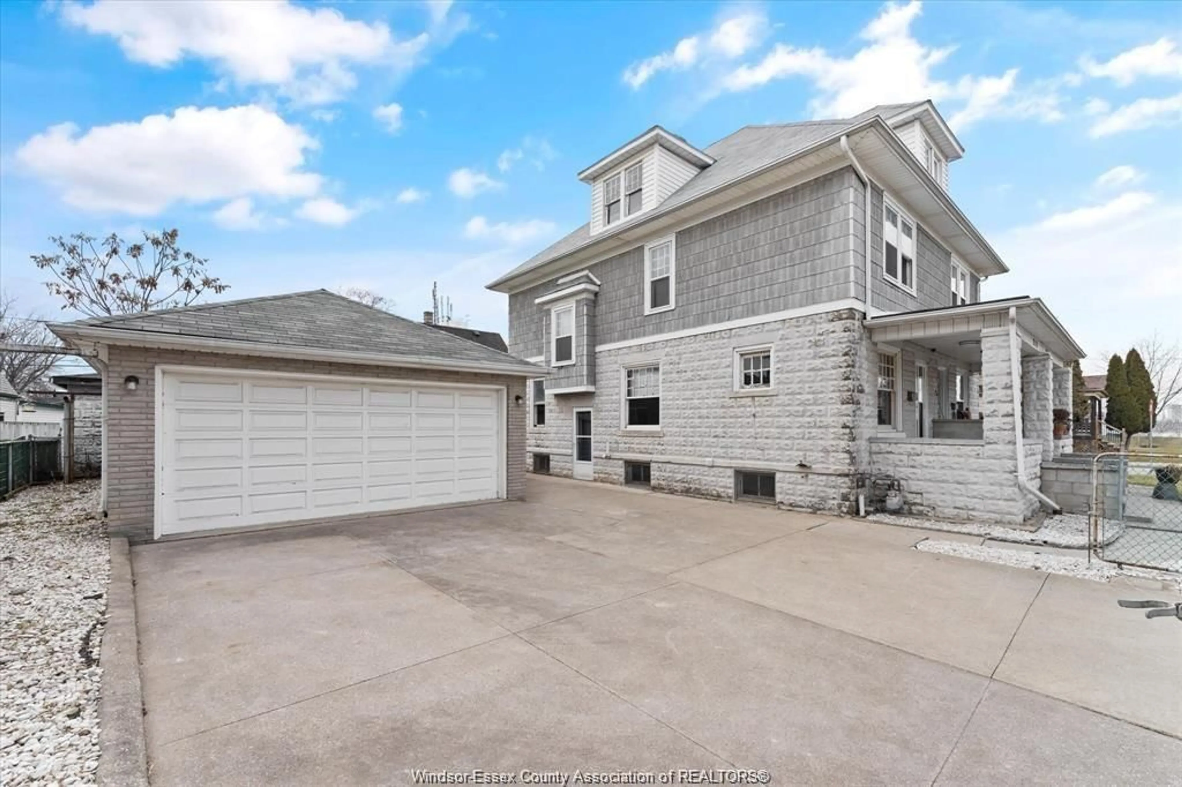 A pic from outside/outdoor area/front of a property/back of a property/a pic from drone, street for 215 PIERRE Ave, Windsor Ontario N9A 2J6