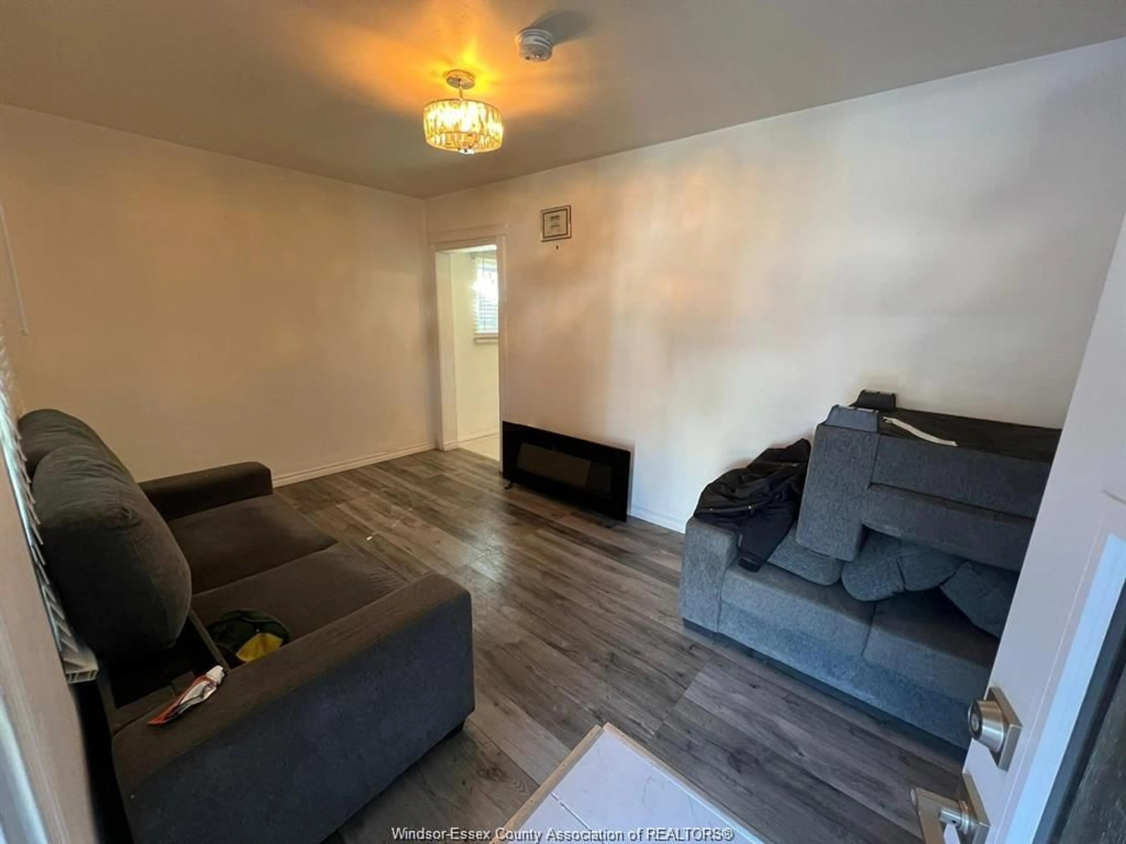 A pic of a room for 427 Bridge Ave, Windsor Ontario N9B 2M3