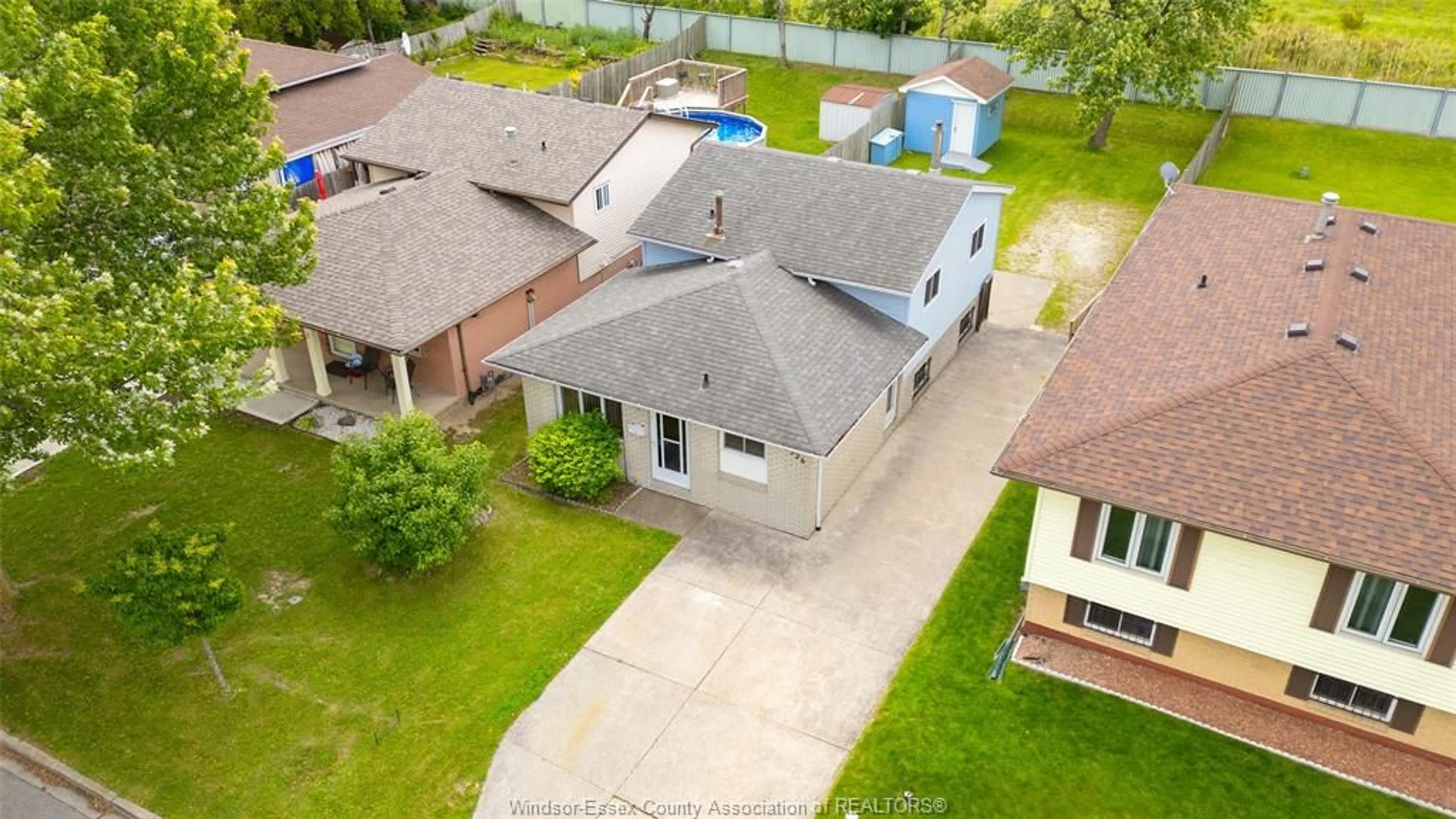 A pic from outside/outdoor area/front of a property/back of a property/a pic from drone, street for 3526 HEMLOCK Rd, Windsor Ontario N8R 1Z9