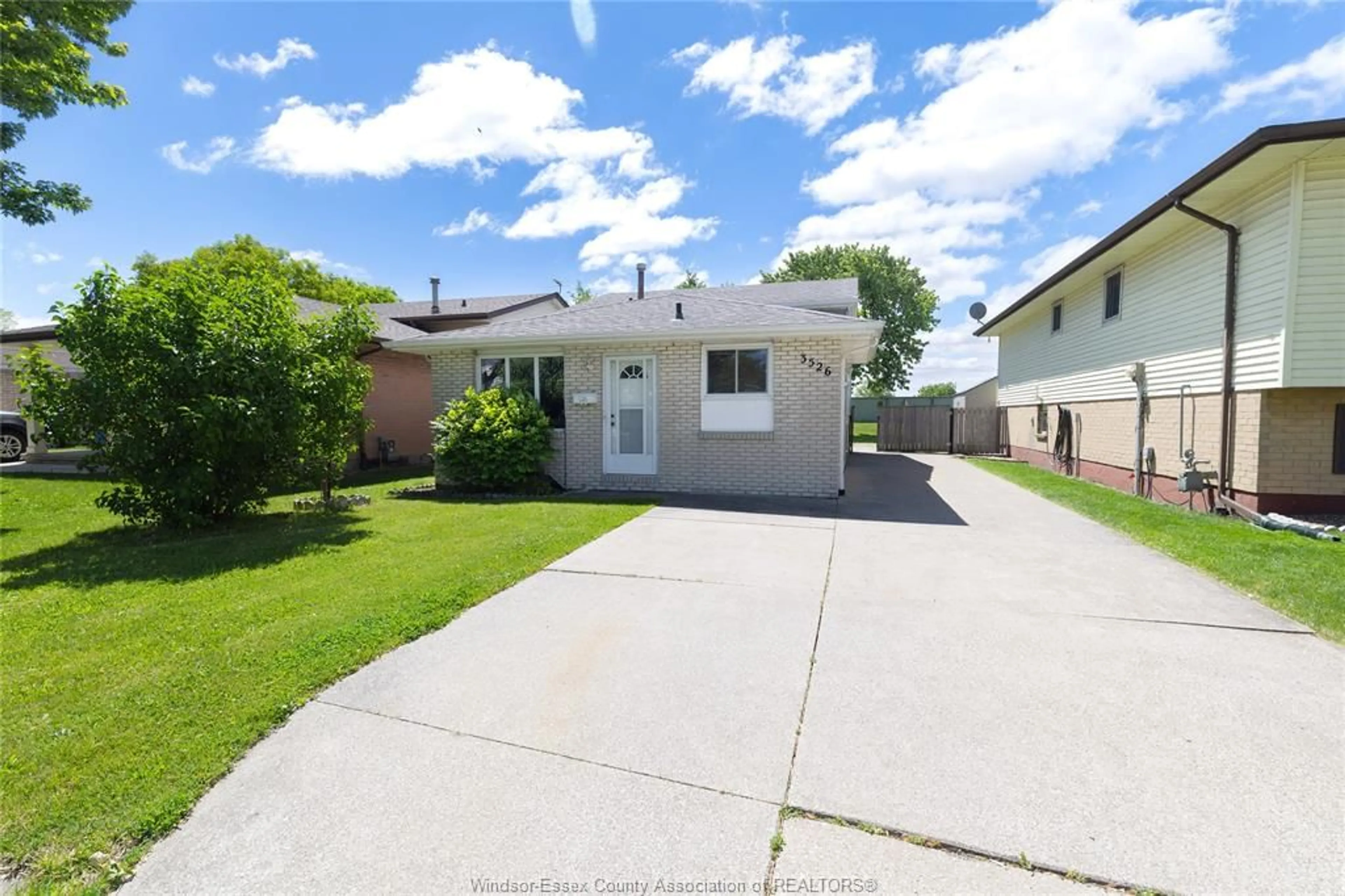 A pic from outside/outdoor area/front of a property/back of a property/a pic from drone, street for 3526 HEMLOCK Rd, Windsor Ontario N8R 1Z9