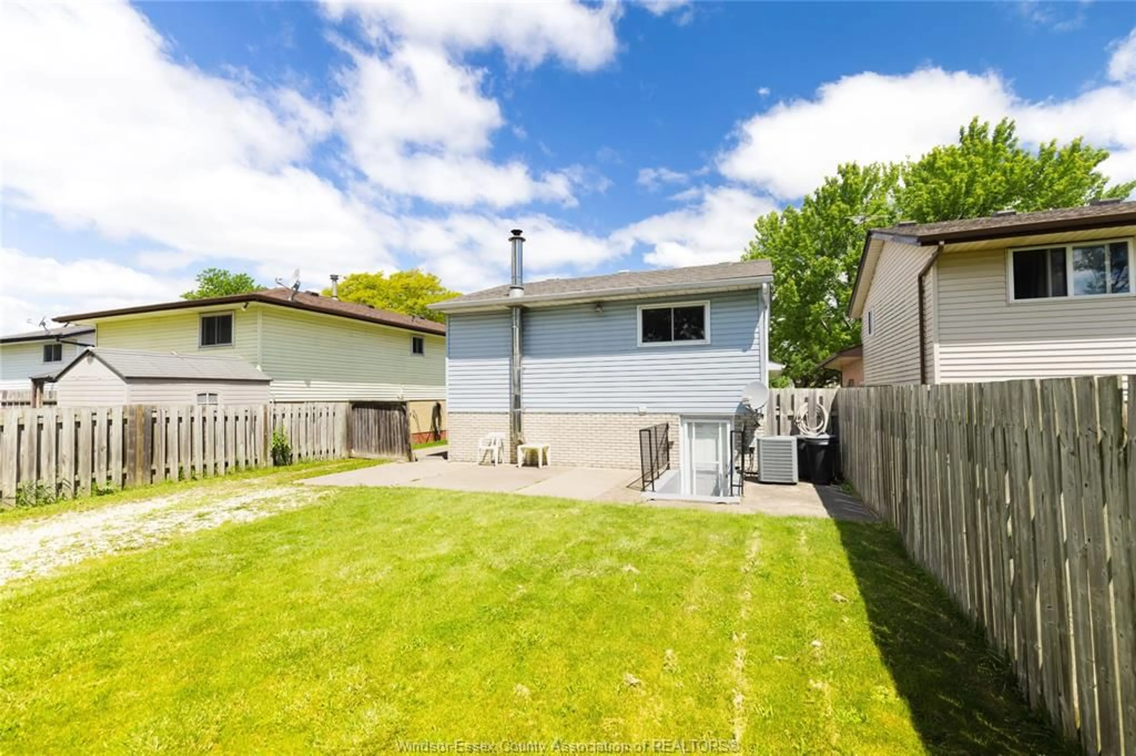 A pic from outside/outdoor area/front of a property/back of a property/a pic from drone, street for 3526 HEMLOCK Rd, Windsor Ontario N8R 1Z9