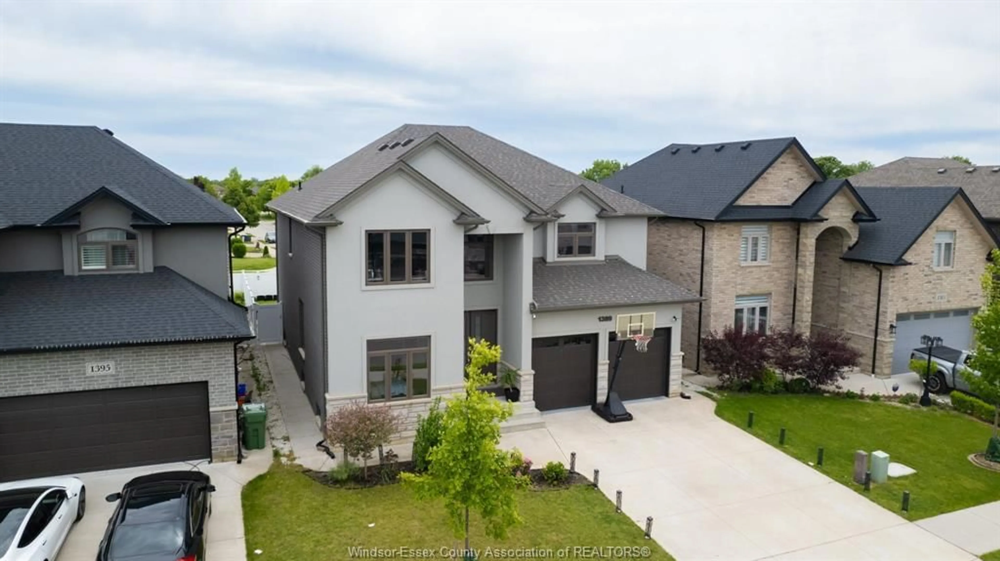 A pic from outside/outdoor area/front of a property/back of a property/a pic from drone, street for 1389 HELSINKI St, Windsor Ontario N9G 0B4