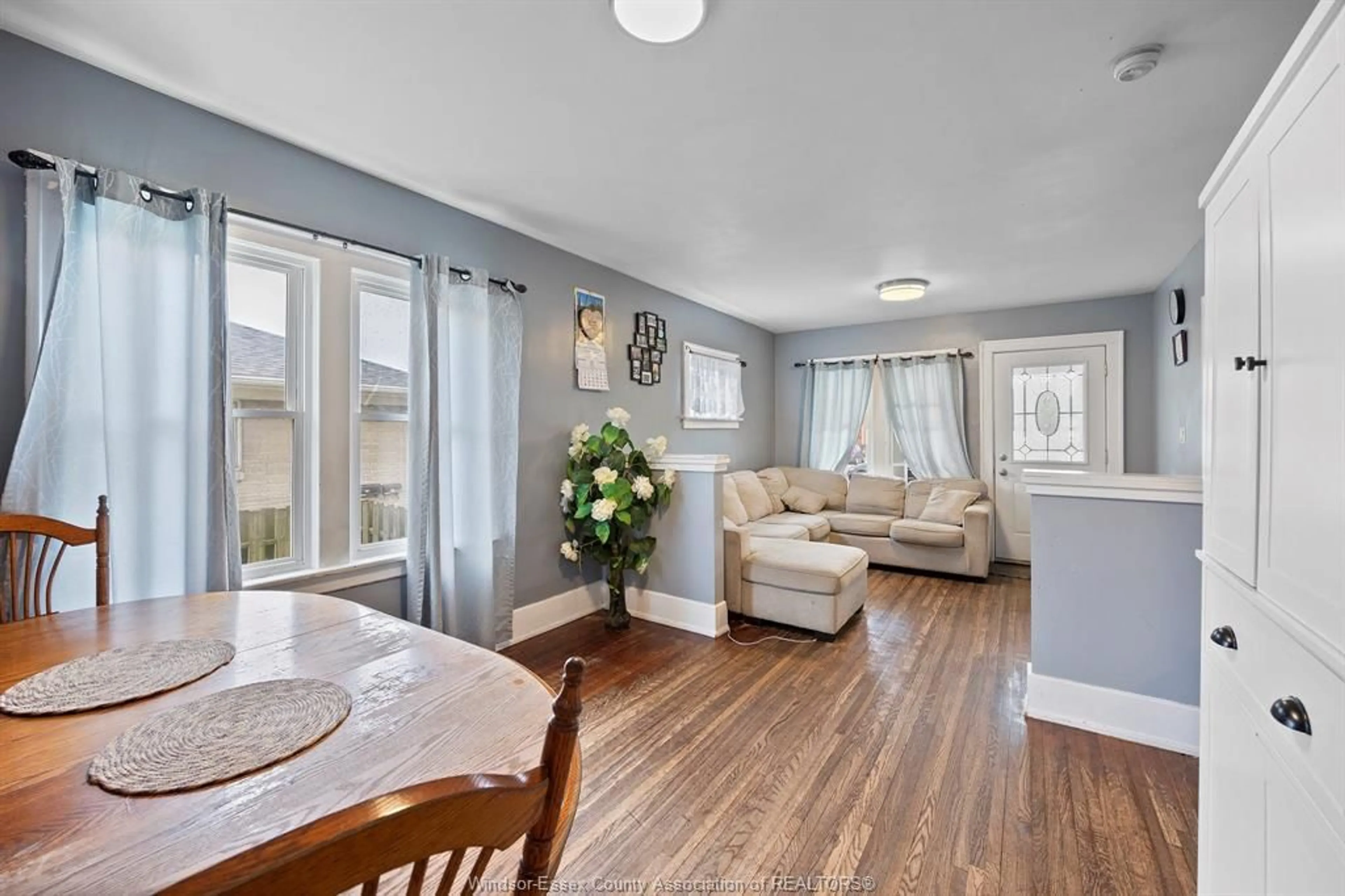 Living room with furniture, wood/laminate floor for 110 ERIE St, Leamington Ontario N8H 3B6