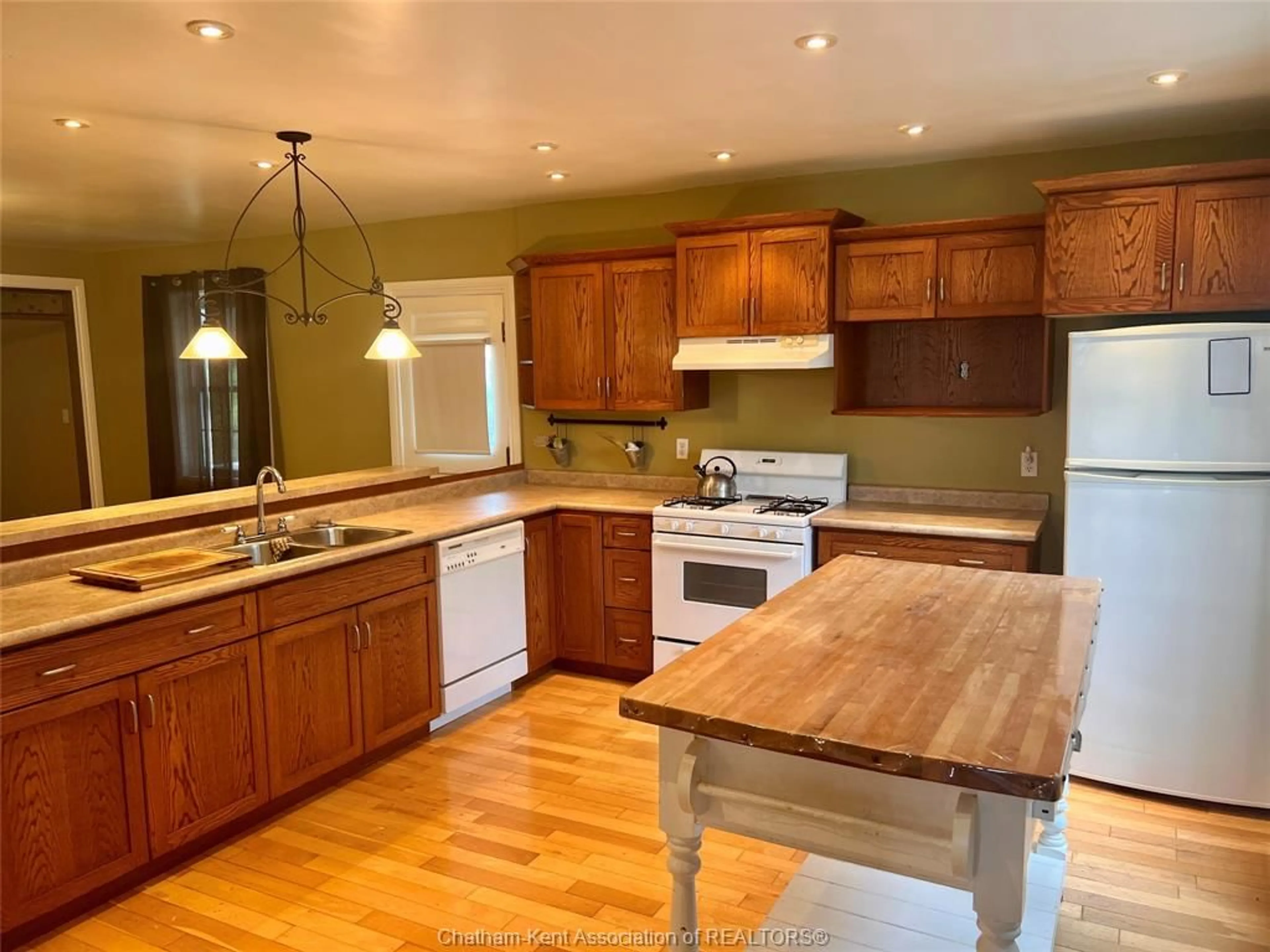 Open concept kitchen, wood/laminate floor for 106 Main St, Ridgetown Ontario N0P 2C0
