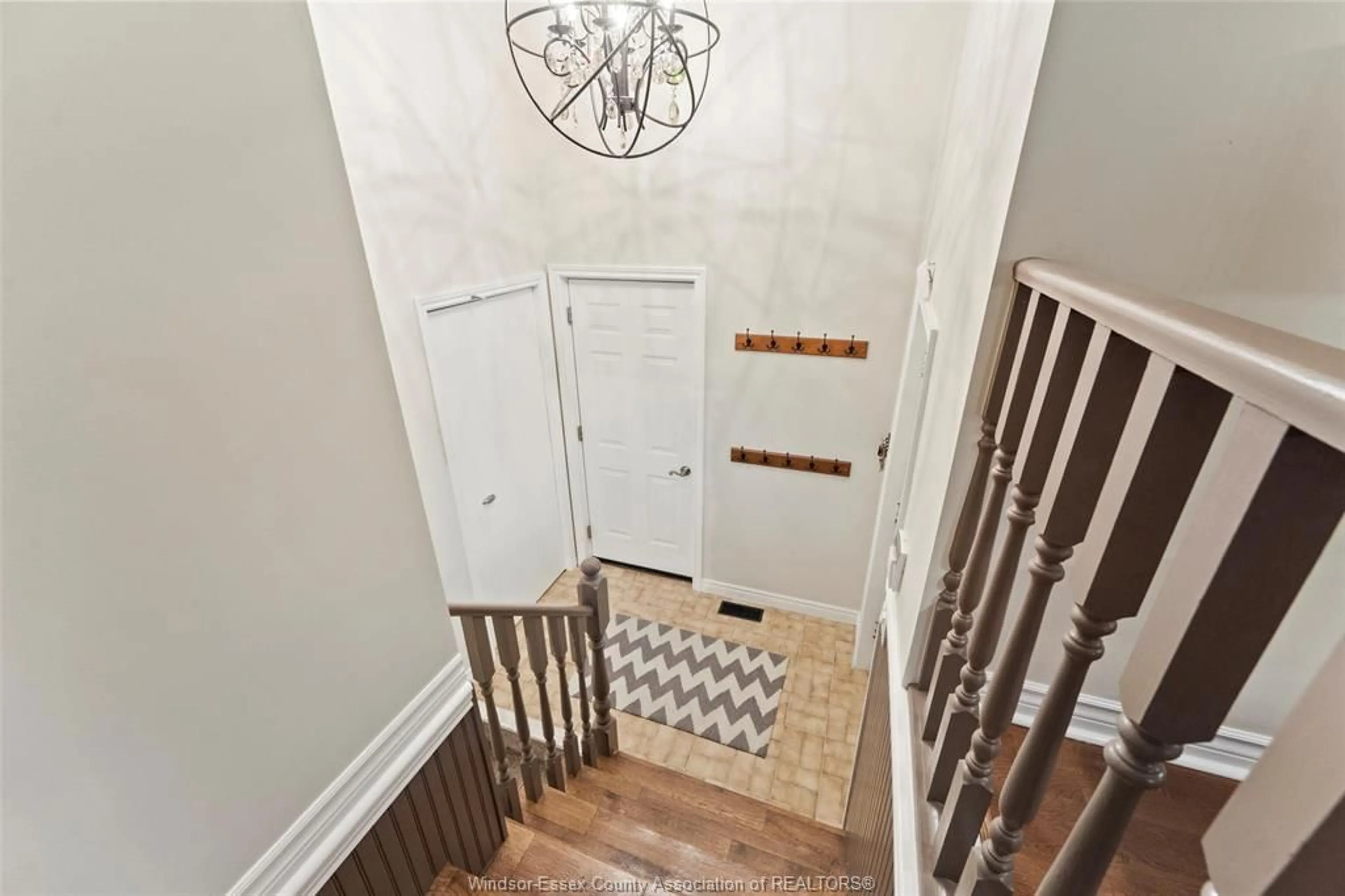 Indoor entryway for 223 WEDGEWOOD Lane, Tecumseh Ontario N8N 4J4