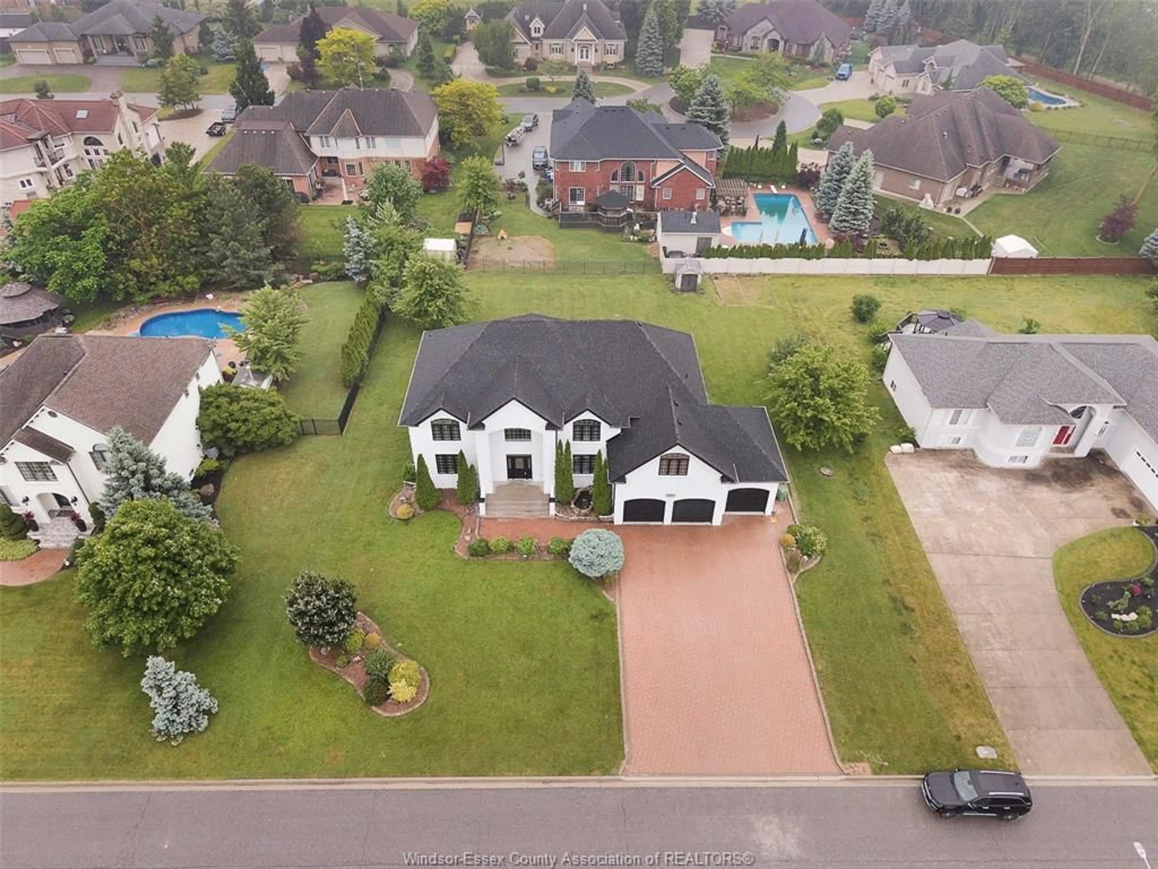 A pic from outside/outdoor area/front of a property/back of a property/a pic from drone, unknown for 2865 TRAFALGAR Crt, Tecumseh Ontario N0R 1L0