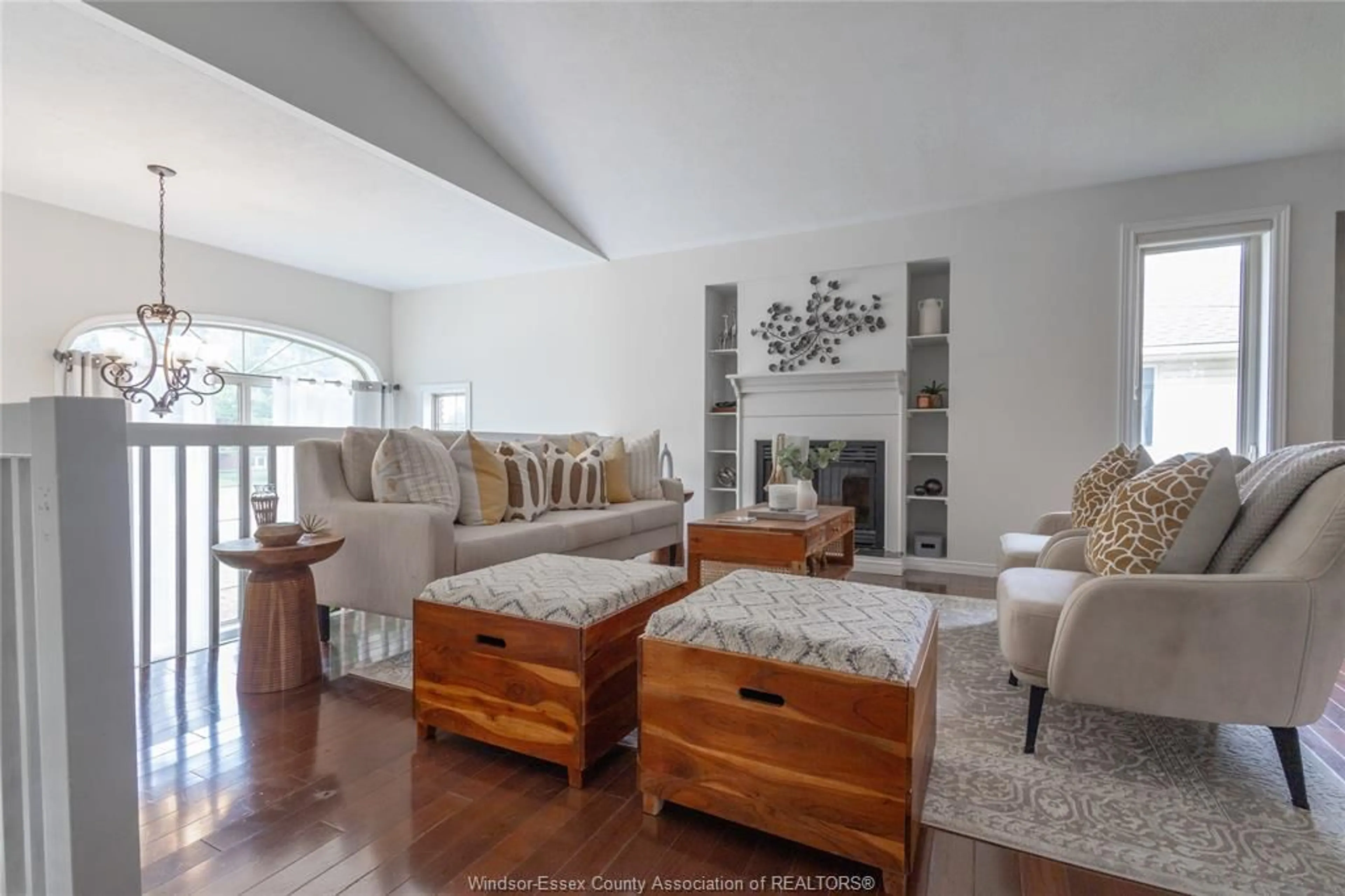 Living room with furniture, wood/laminate floor for 1125 MINTO, LaSalle Ontario N9J 3H8