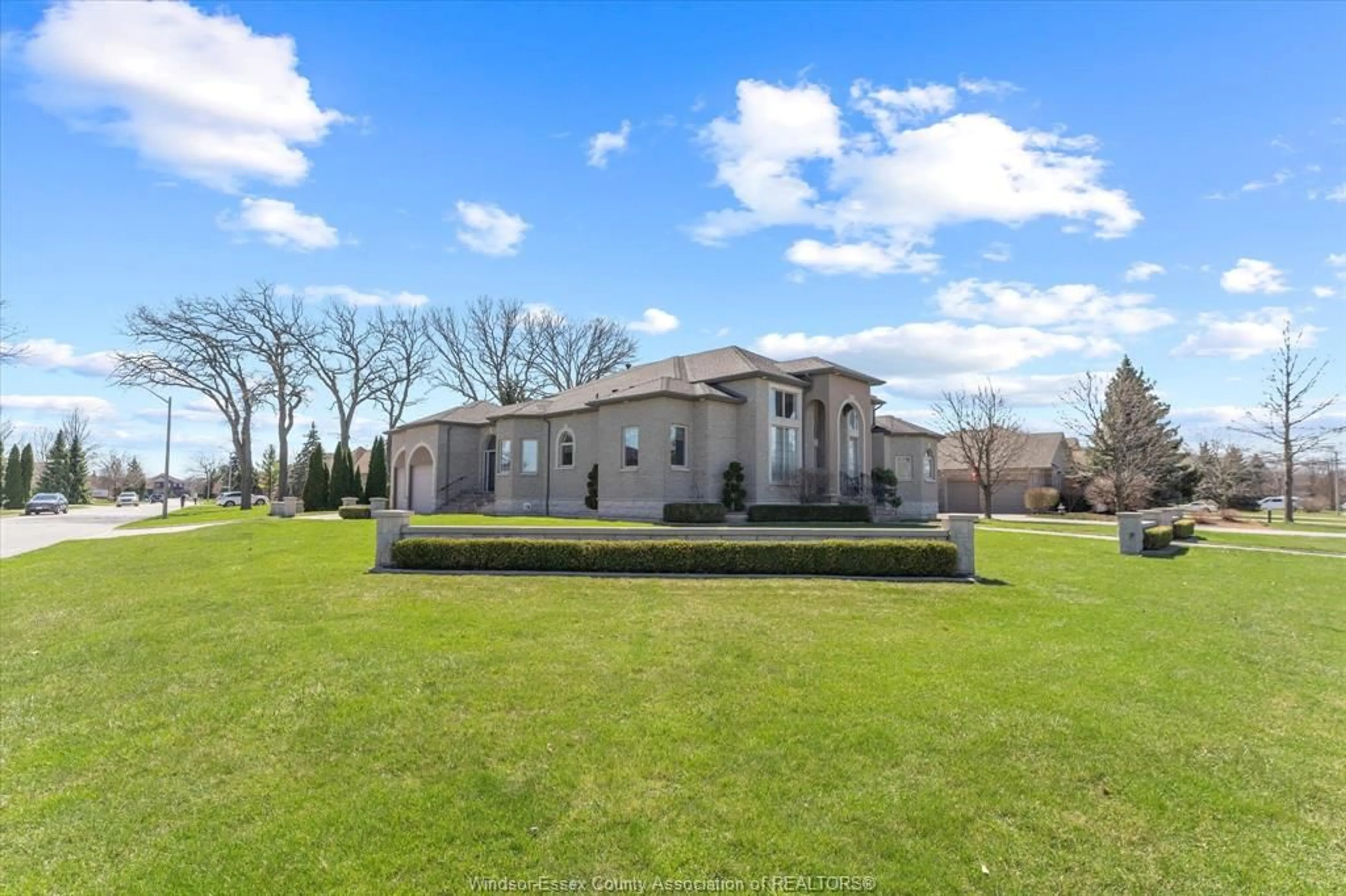 A pic from outside/outdoor area/front of a property/back of a property/a pic from drone, unknown for 125 LINKS Dr, Amherstburg Ontario N9V 3Z3