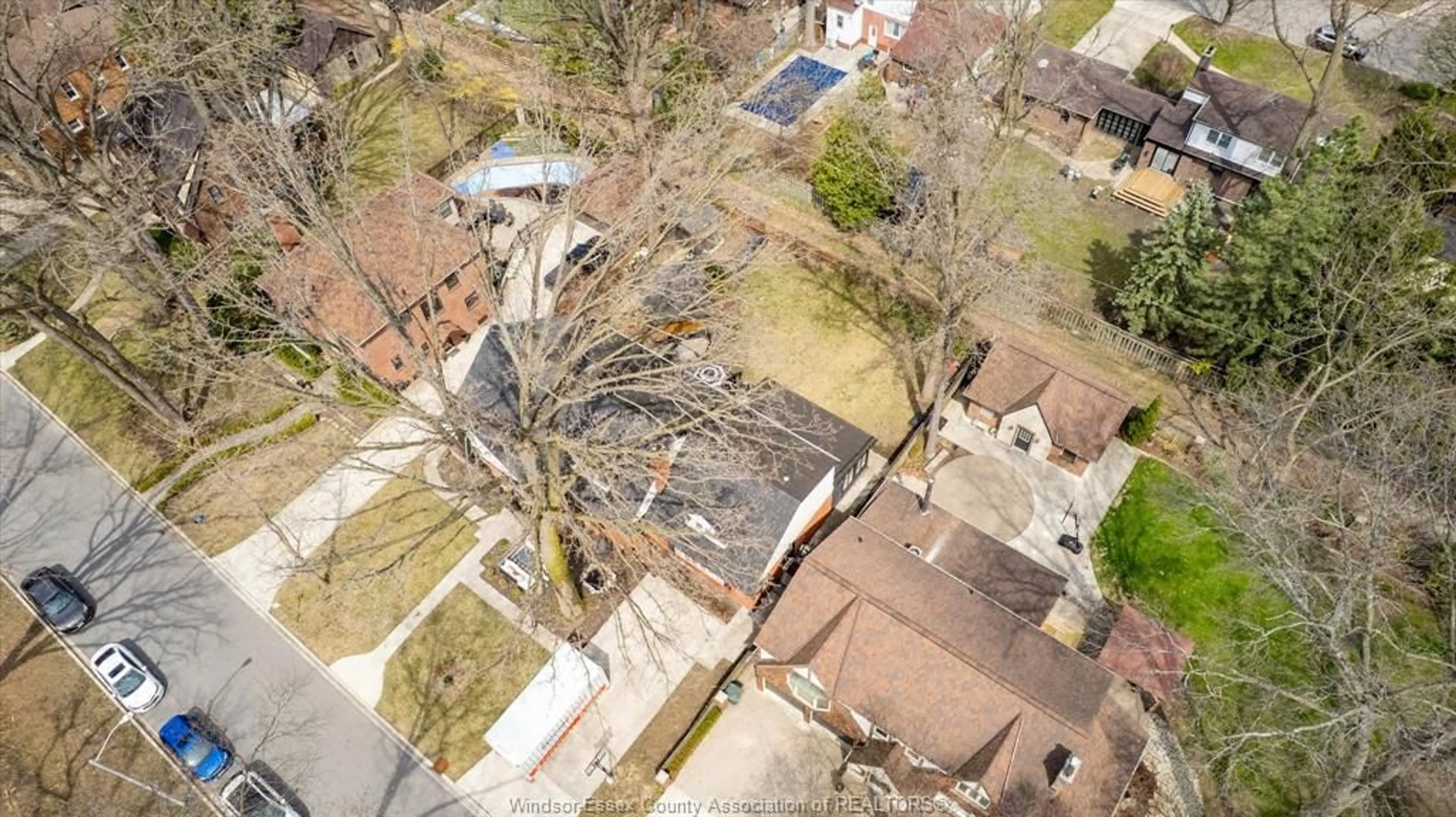 A pic from outside/outdoor area/front of a property/back of a property/a pic from drone, street for 2464 GLADSTONE, Windsor Ontario N8W 2P2