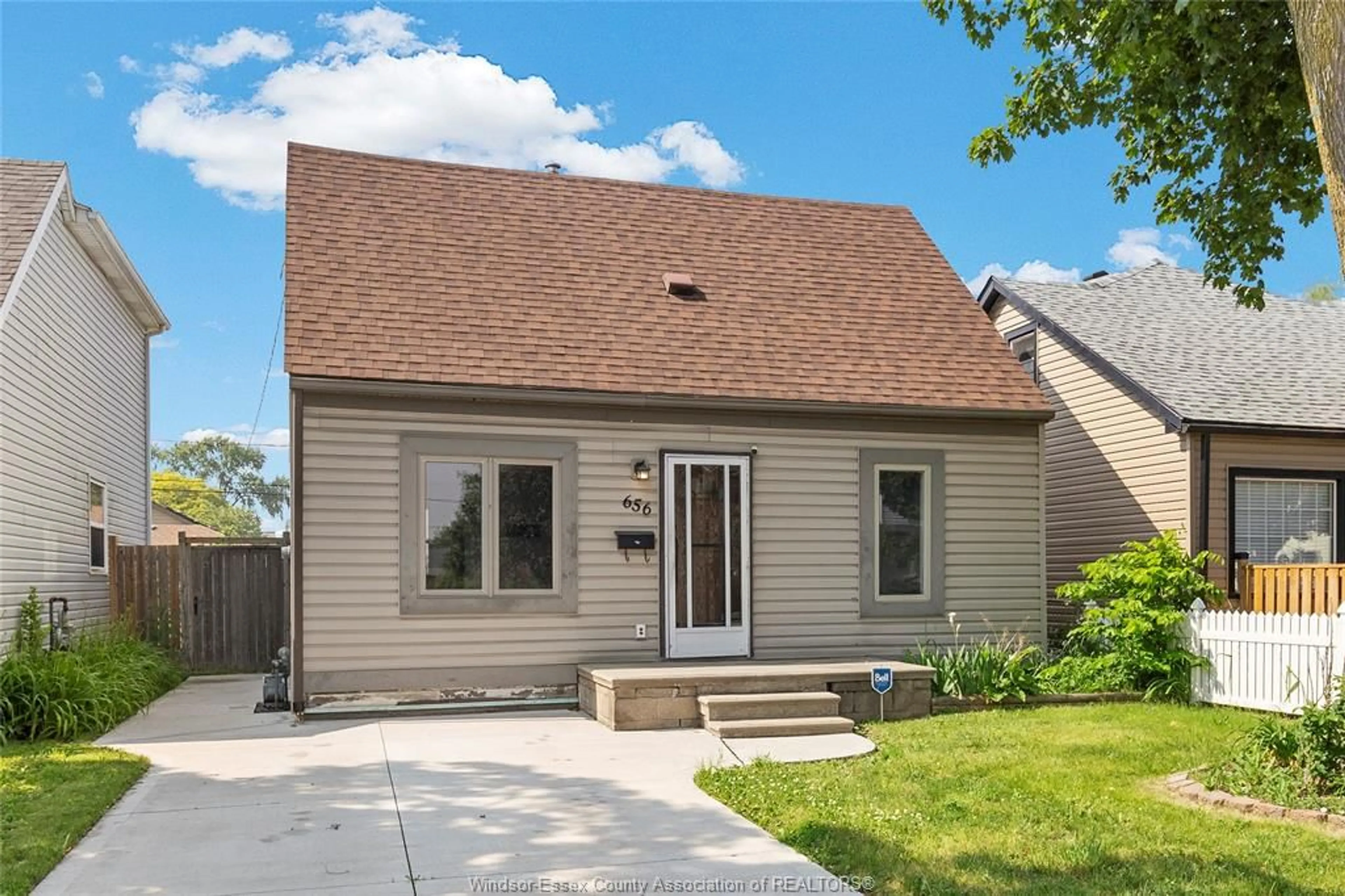 Home with vinyl exterior material, street for 656 CHARLOTTE, Windsor Ontario N8X 3A5