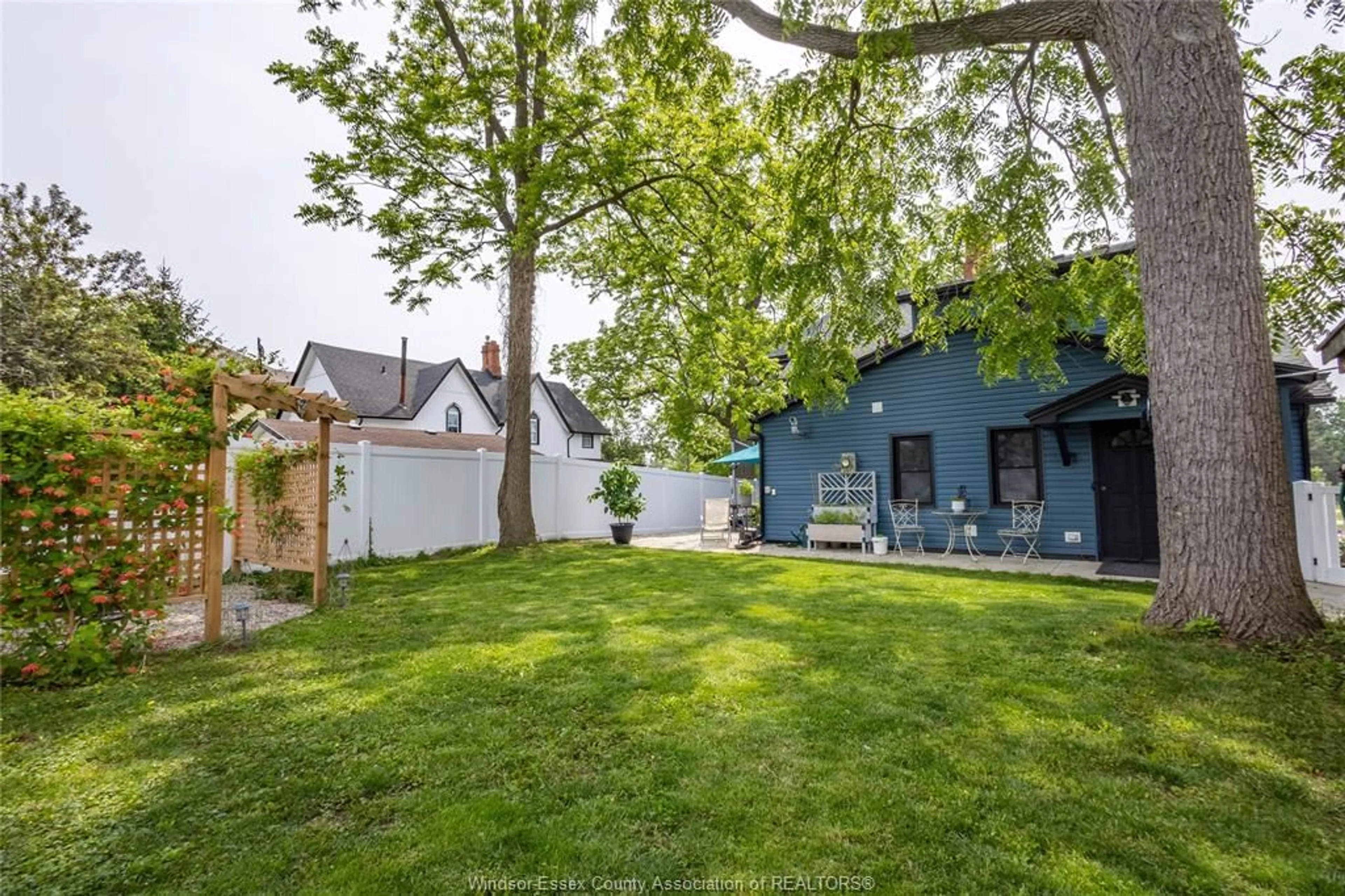 A pic from outside/outdoor area/front of a property/back of a property/a pic from drone, street for 261 DIVISION St, Kingsville Ontario N9Y 1R7