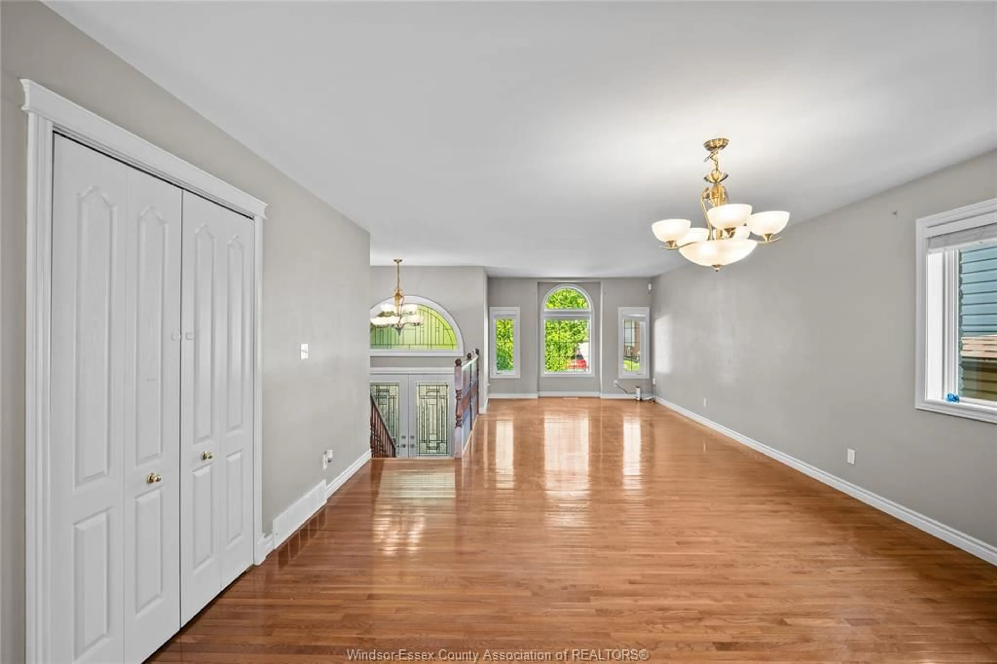 Indoor foyer for 4259 Canberra Avenue, Windsor Ontario N9G 3E5