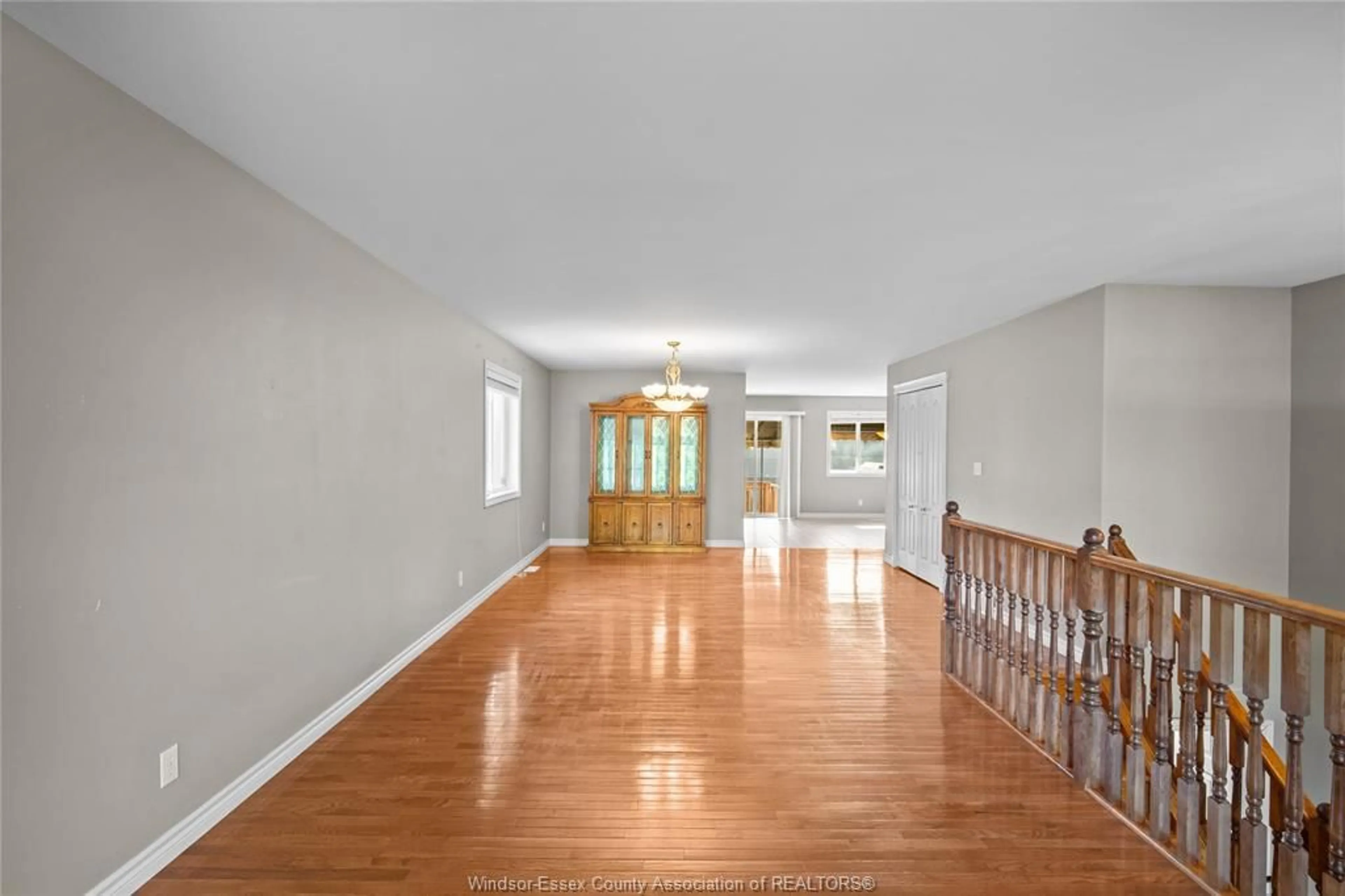 Indoor foyer for 4259 Canberra Avenue, Windsor Ontario N9G 3E5