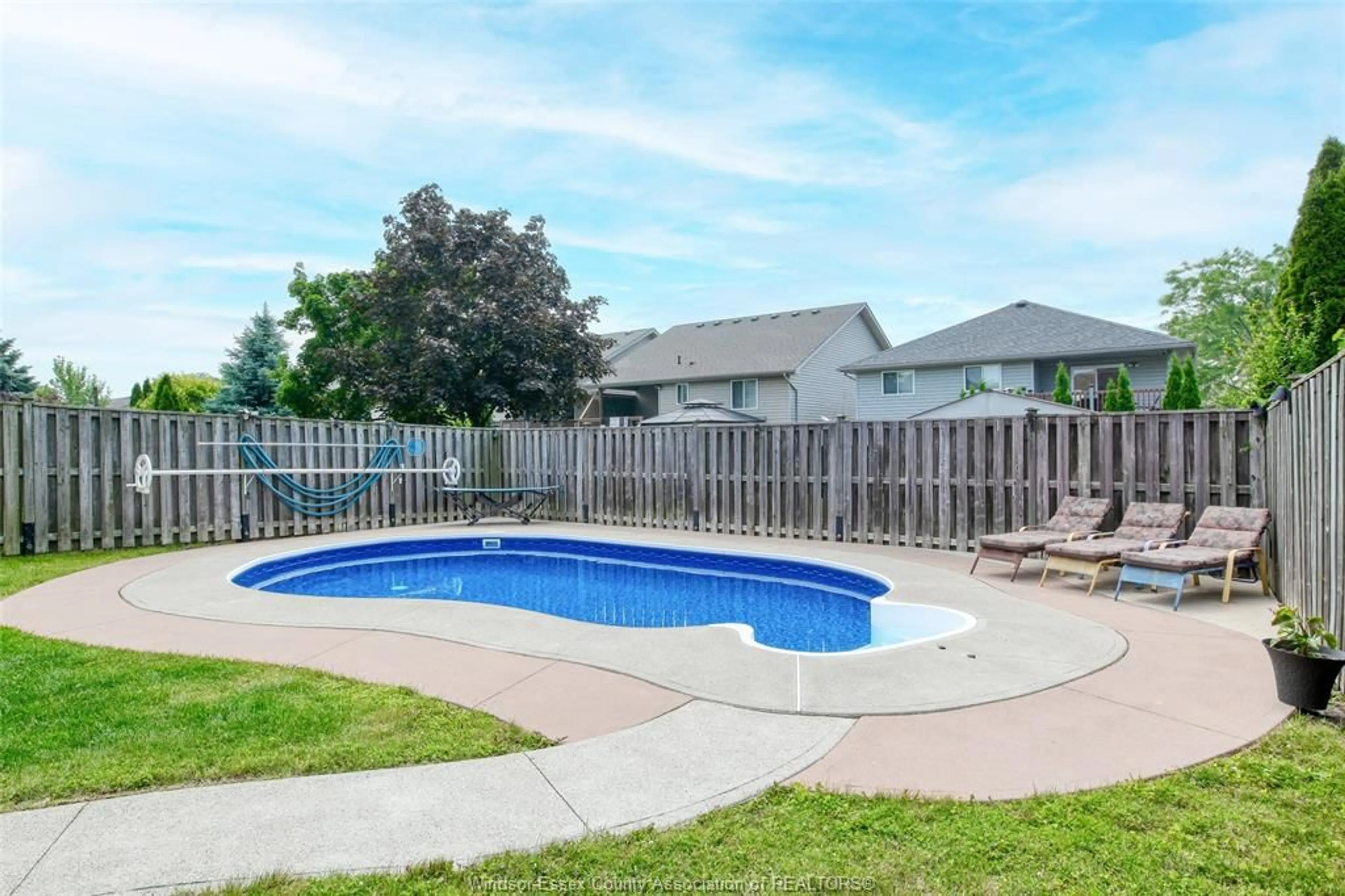 Pool for 2387 Timbercrest Ave, Windsor Ontario N8P 1S1