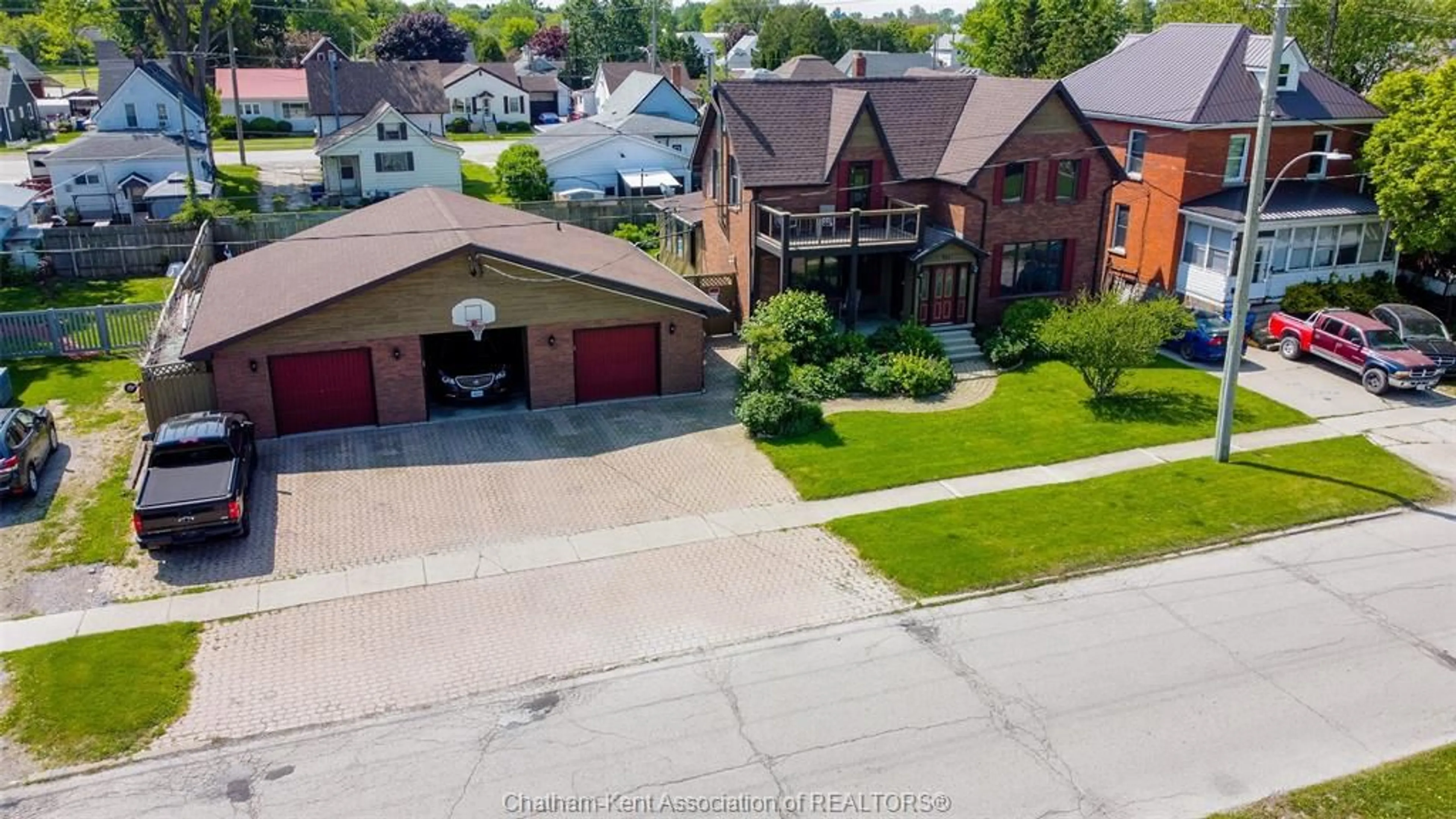 A pic from outside/outdoor area/front of a property/back of a property/a pic from drone, street for 452 Wallace St, Wallaceburg Ontario N8A 1L3