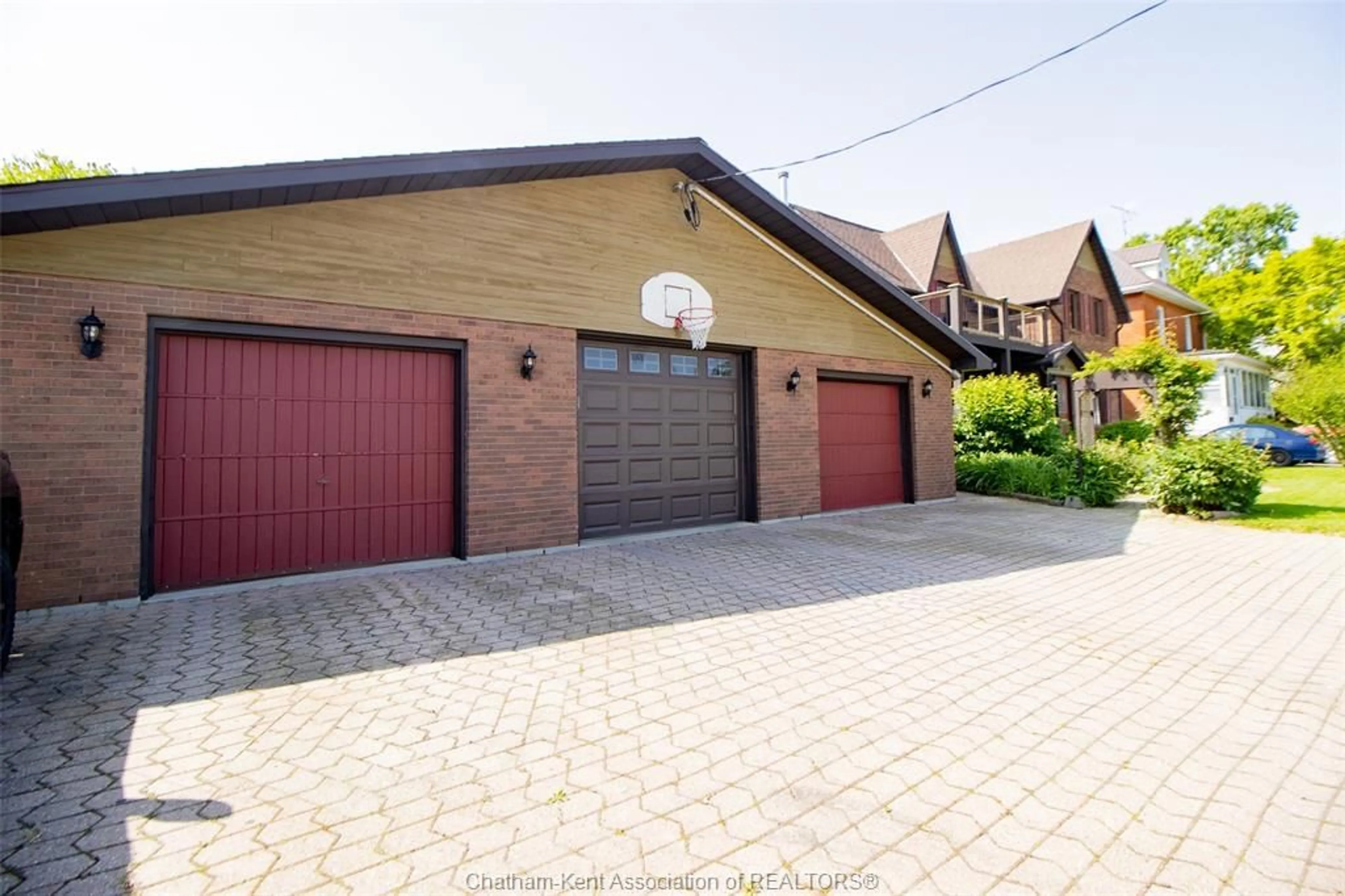 Indoor garage for 452 Wallace St, Wallaceburg Ontario N8A 1L3