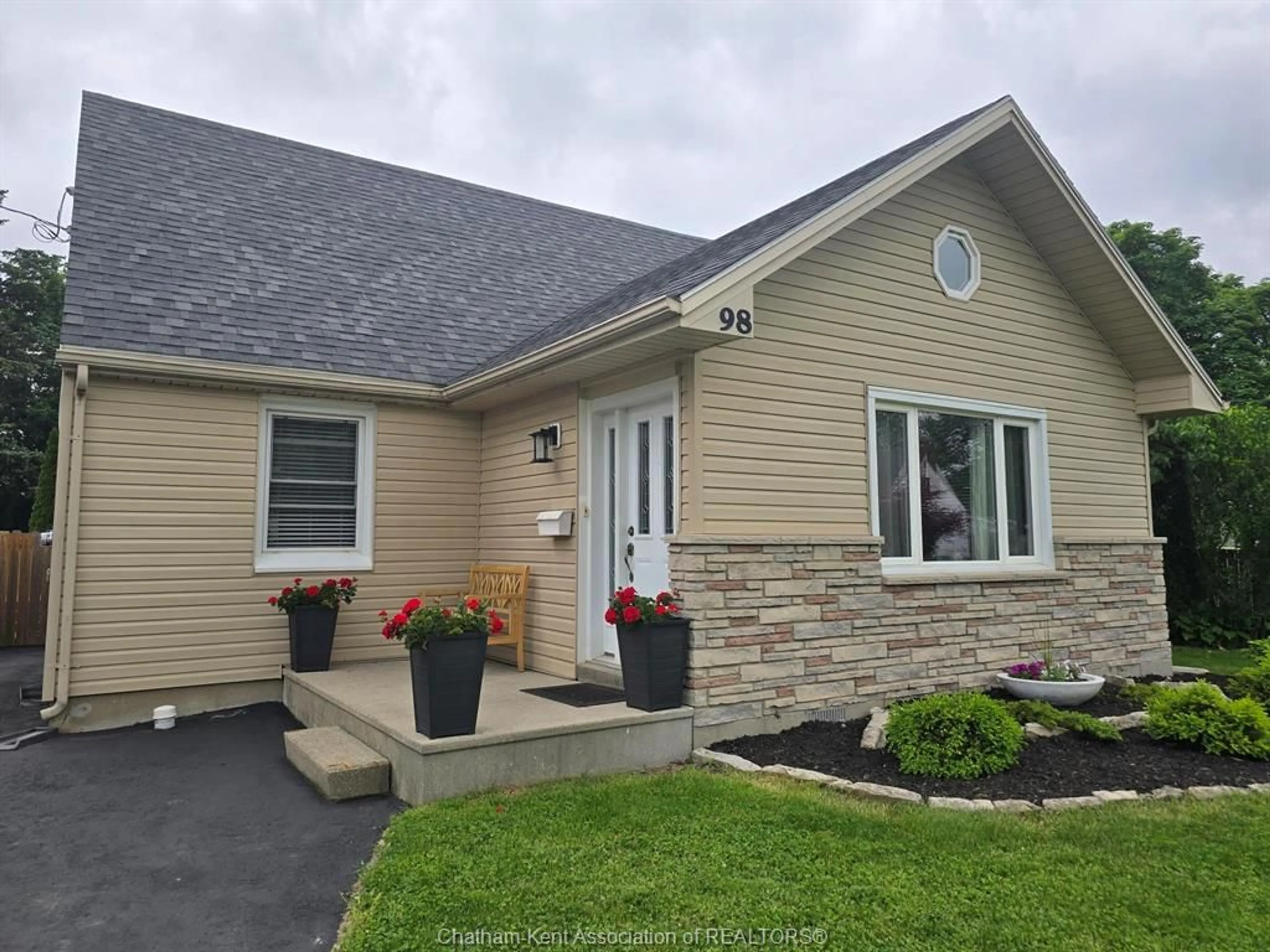 Home with vinyl exterior material, unknown for 98 SUNNYSIDE Ave, Chatham Ontario N7M 1Z7