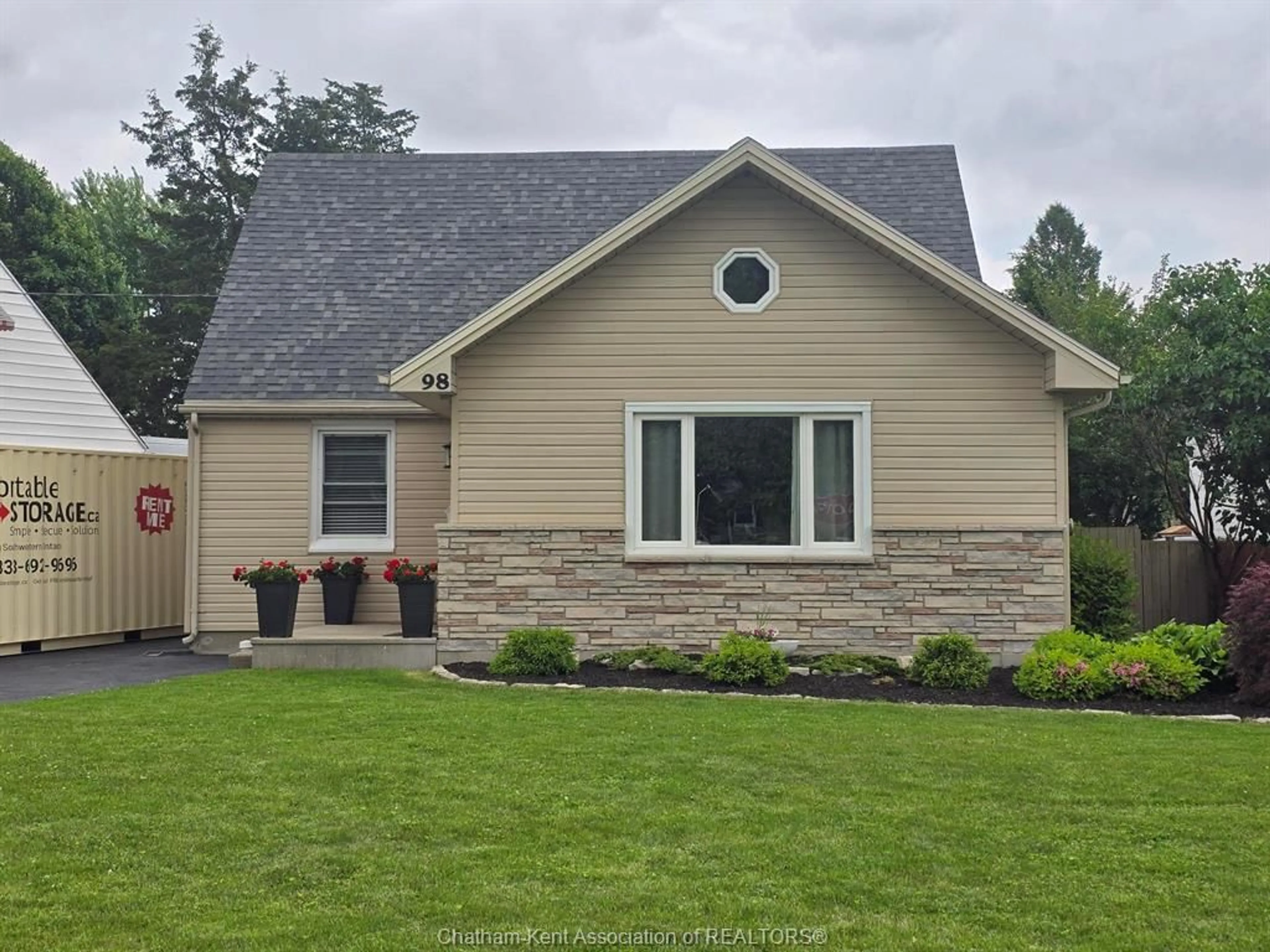 Home with vinyl exterior material, unknown for 98 SUNNYSIDE Ave, Chatham Ontario N7M 1Z7