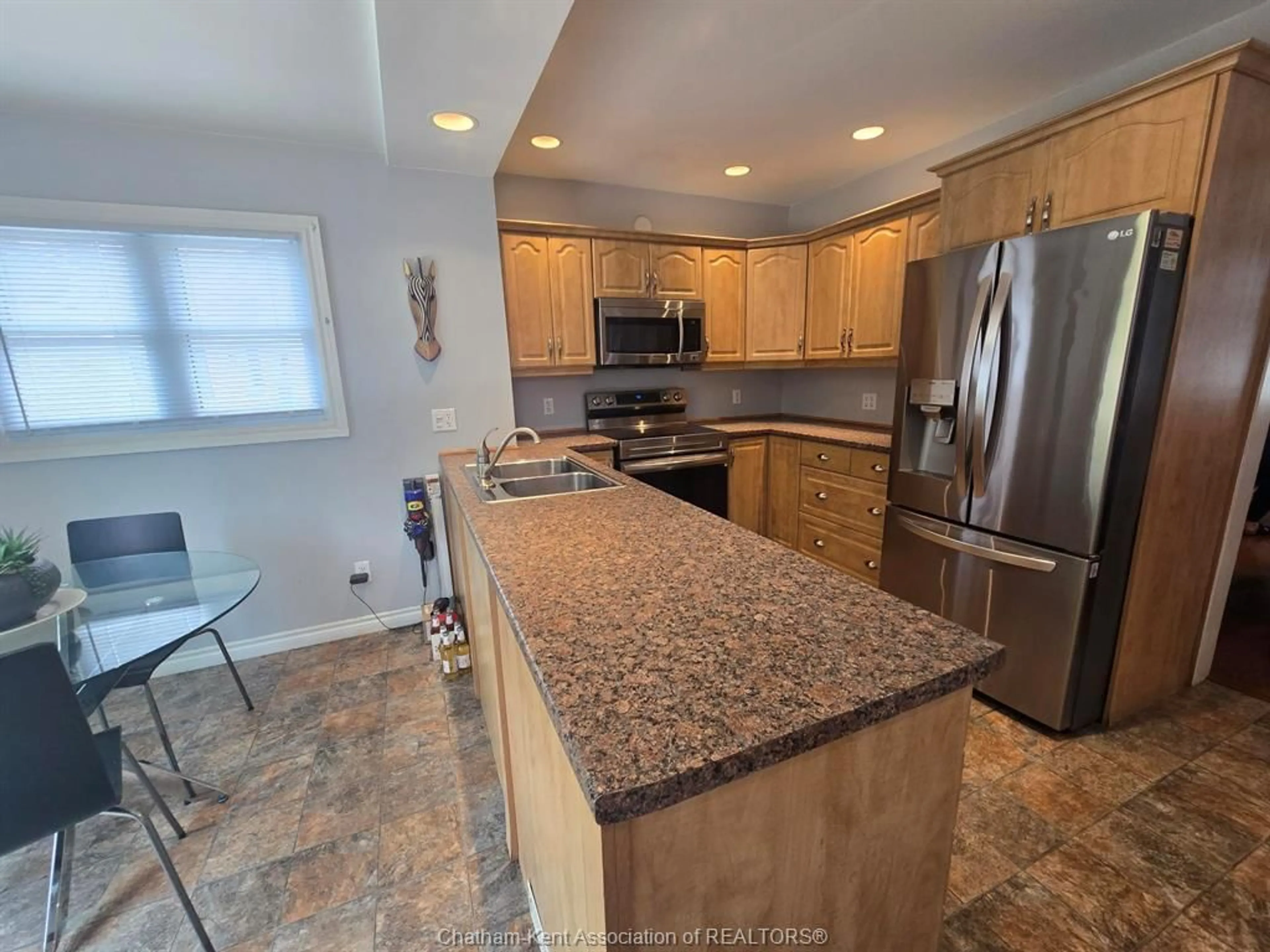 Standard kitchen, ceramic/tile floor for 98 SUNNYSIDE Ave, Chatham Ontario N7M 1Z7