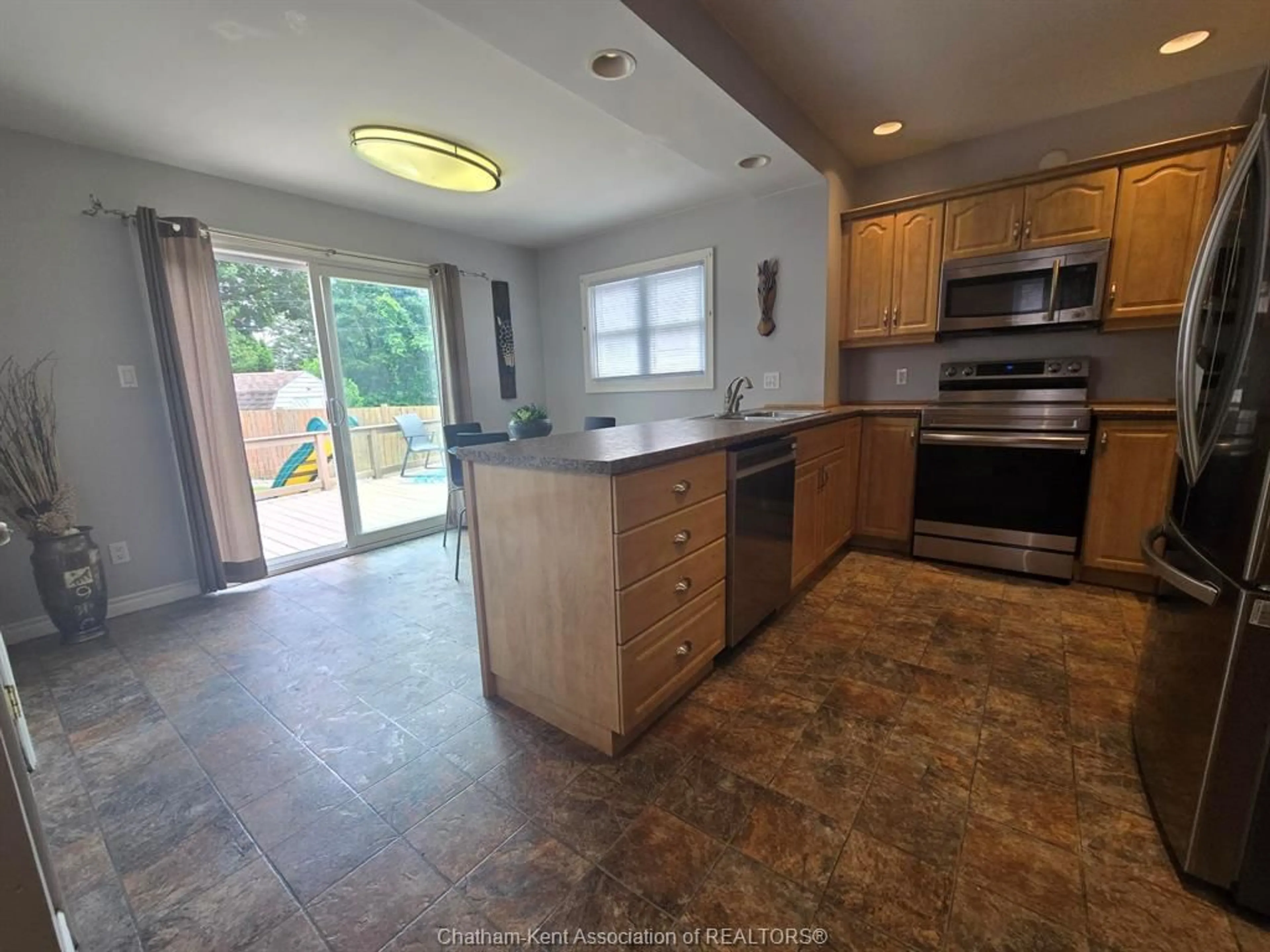 Open concept kitchen, ceramic/tile floor for 98 SUNNYSIDE Ave, Chatham Ontario N7M 1Z7