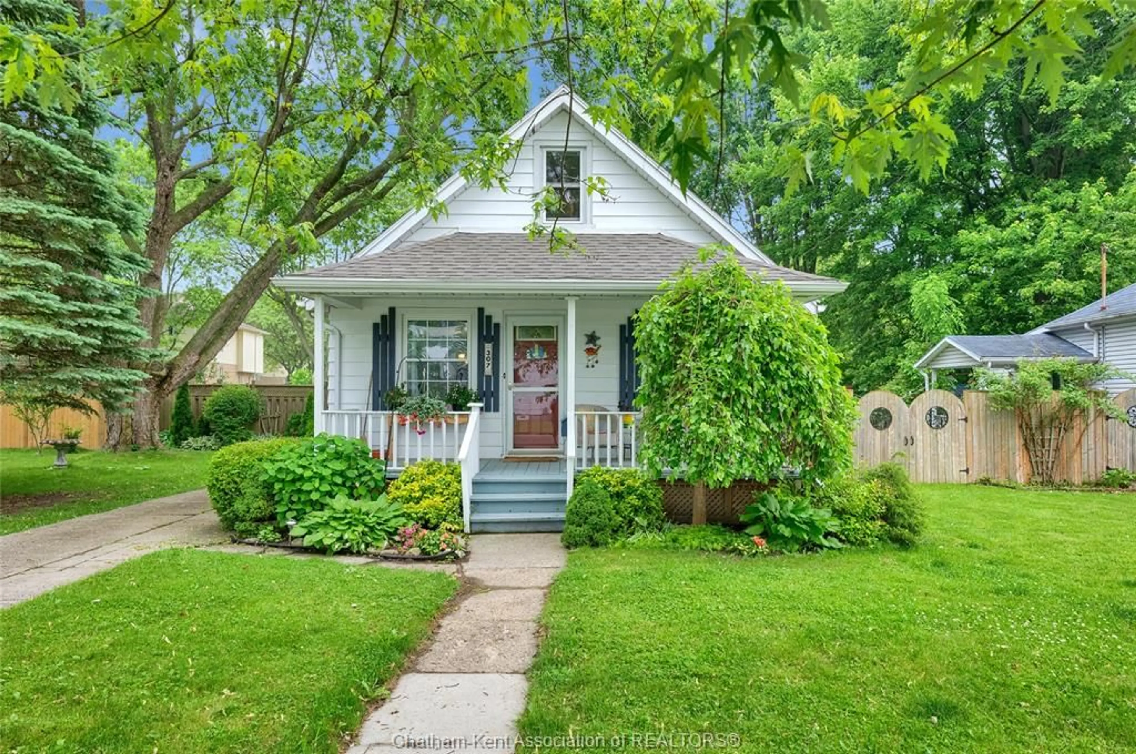 Home with vinyl exterior material, street for 307 EARL St, Wallaceburg Ontario N8A 1C9