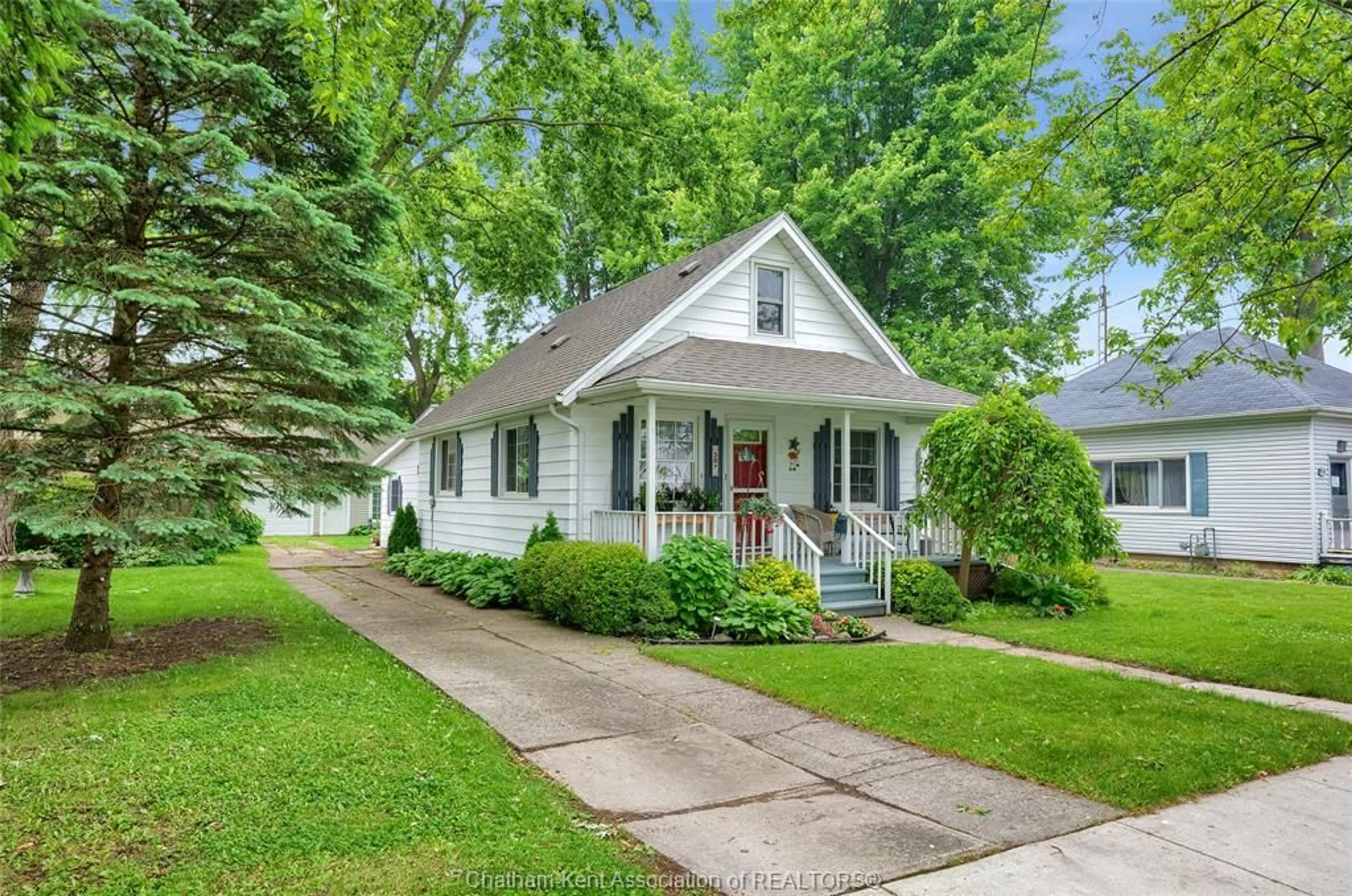 Home with vinyl exterior material, street for 307 EARL St, Wallaceburg Ontario N8A 1C9