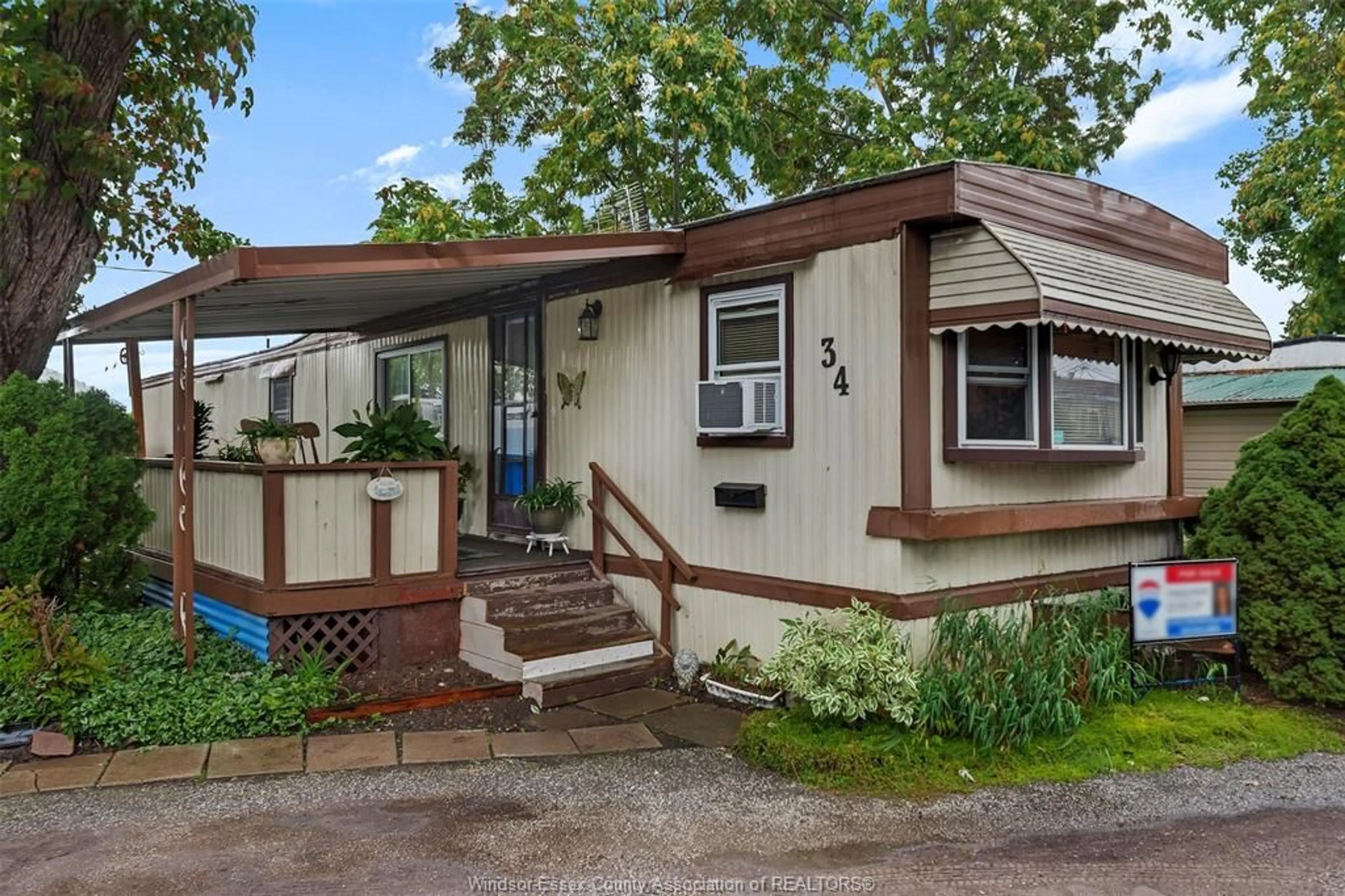 Home with vinyl exterior material, street for 34 BONITA, Windsor Ontario N8W 2B5