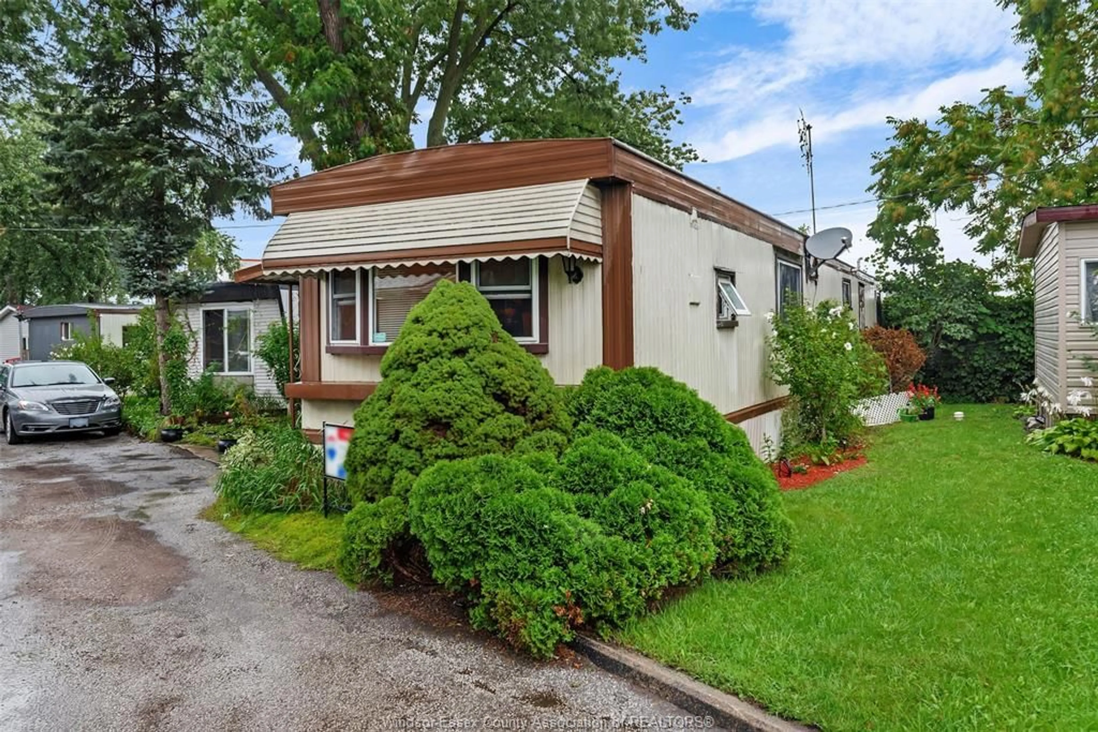 Home with vinyl exterior material, street for 34 BONITA, Windsor Ontario N8W 2B5