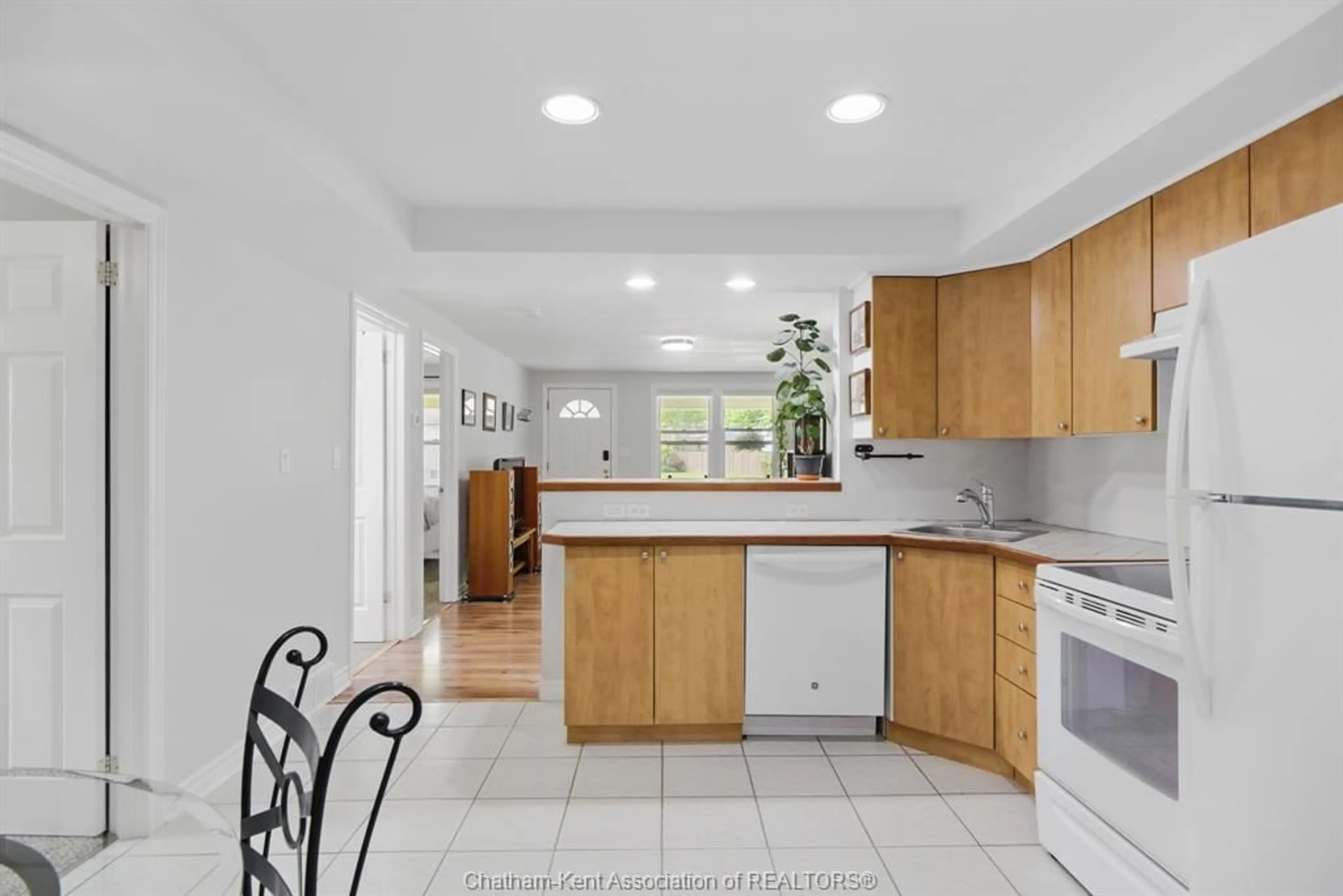 Standard kitchen, ceramic/tile floor for 792 South Pacific Ave, Windsor Ontario N8X 2X2