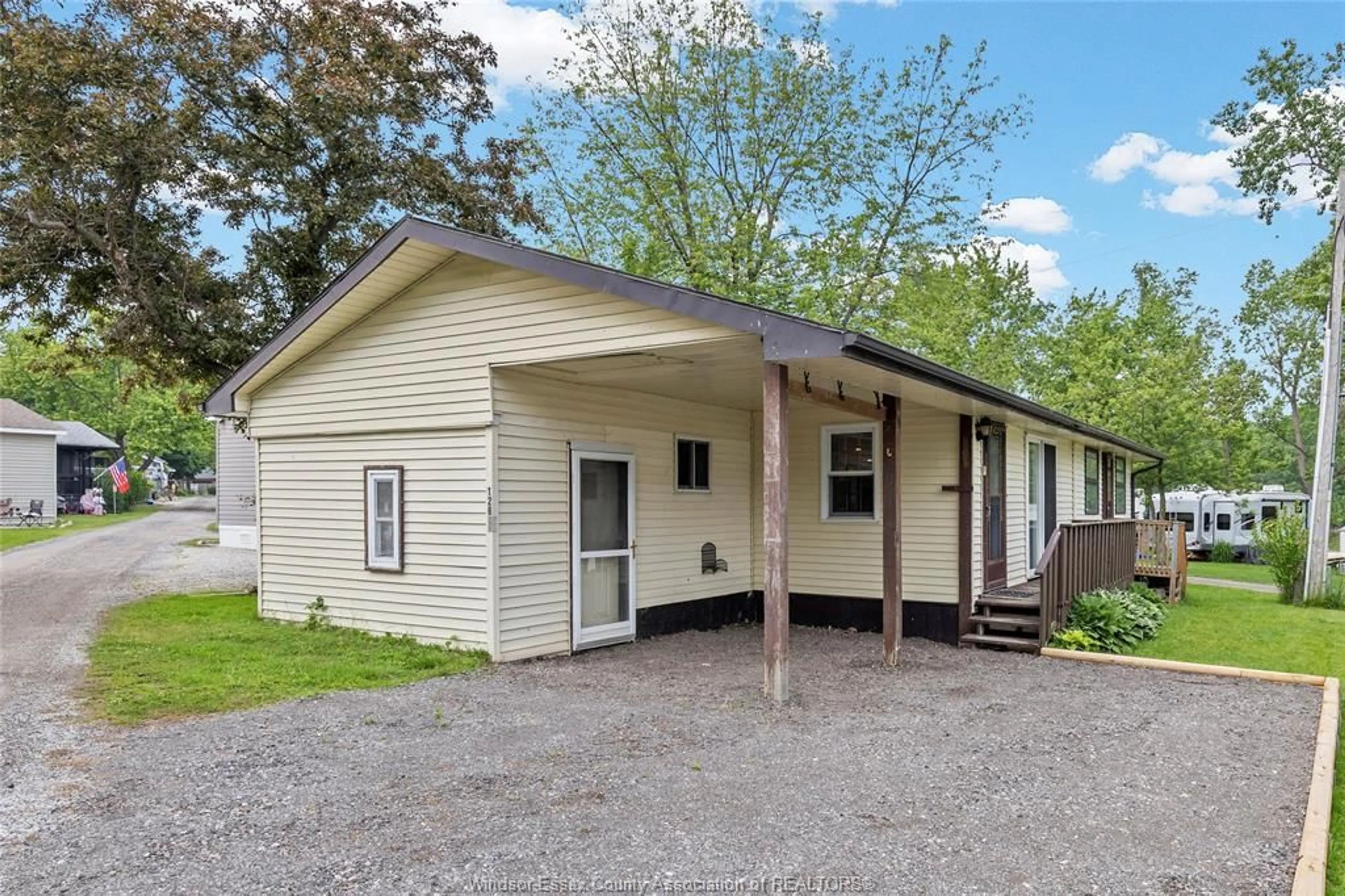 Home with vinyl exterior material, building for 20951 PIER Rd #12 LAKE, Wheatley Ontario N0P 2P0