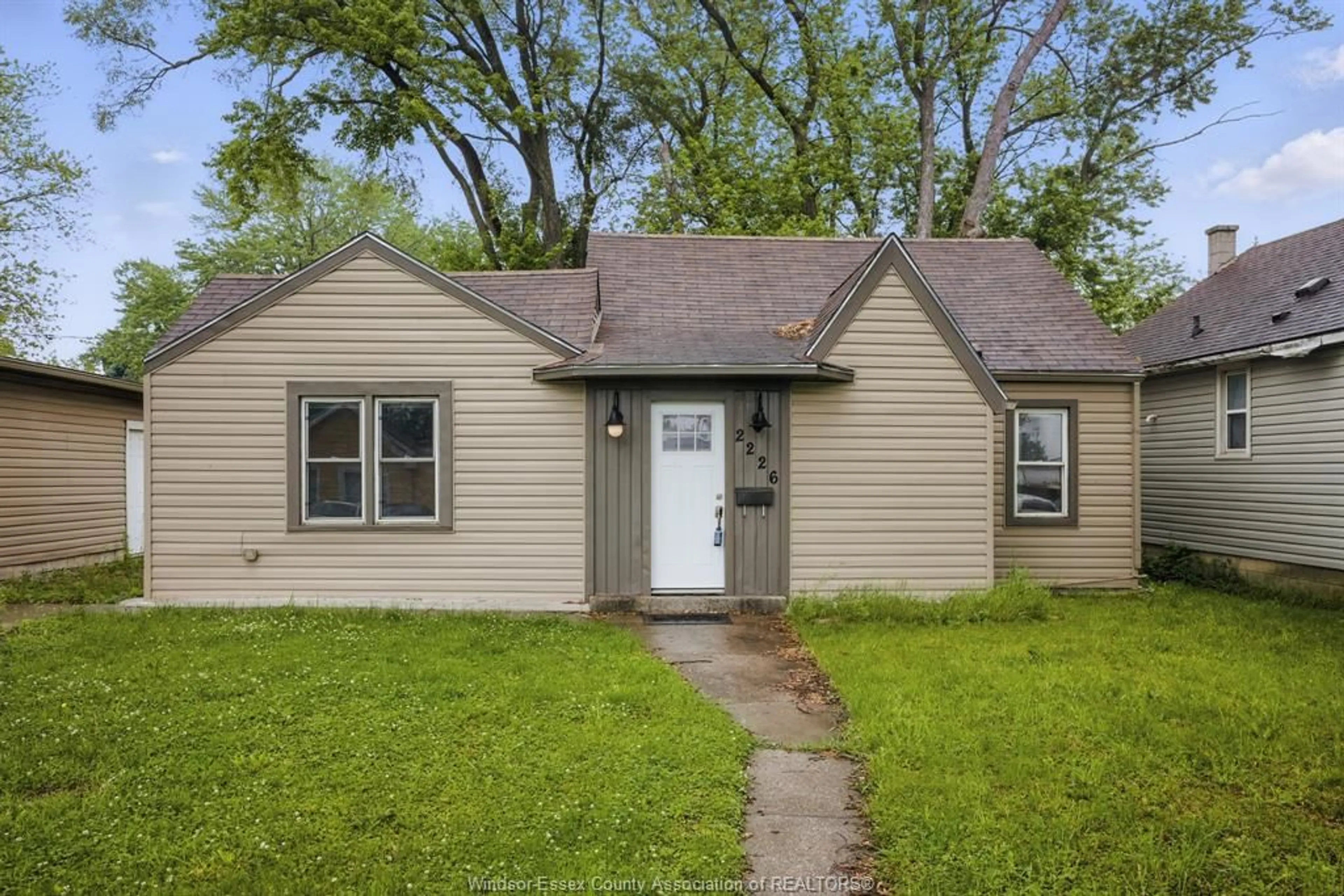 Home with vinyl exterior material, street for 2226 JANETTE Ave, Windsor Ontario N8X 1Z8