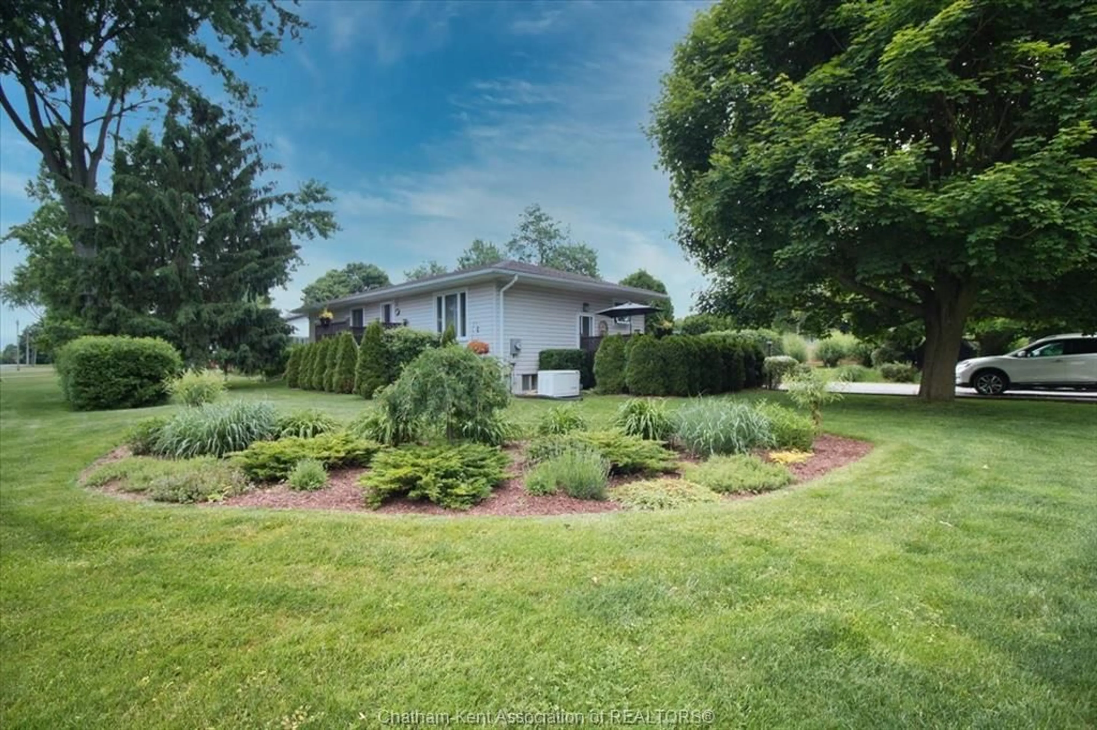 A pic from outside/outdoor area/front of a property/back of a property/a pic from drone, unknown for 317 Oak St, Bothwell Ontario N0P 1C0