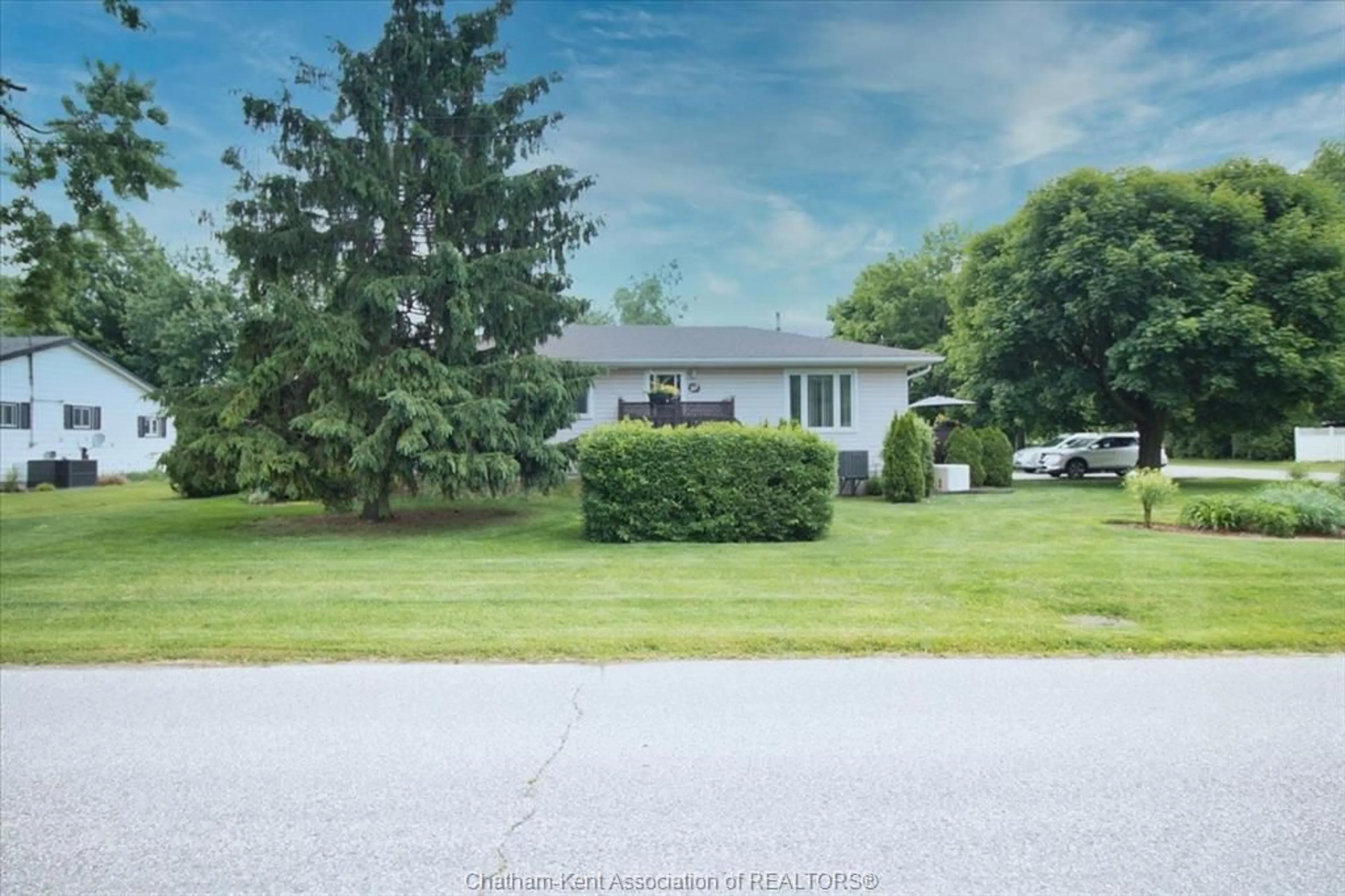 A pic from outside/outdoor area/front of a property/back of a property/a pic from drone, street for 317 Oak St, Bothwell Ontario N0P 1C0