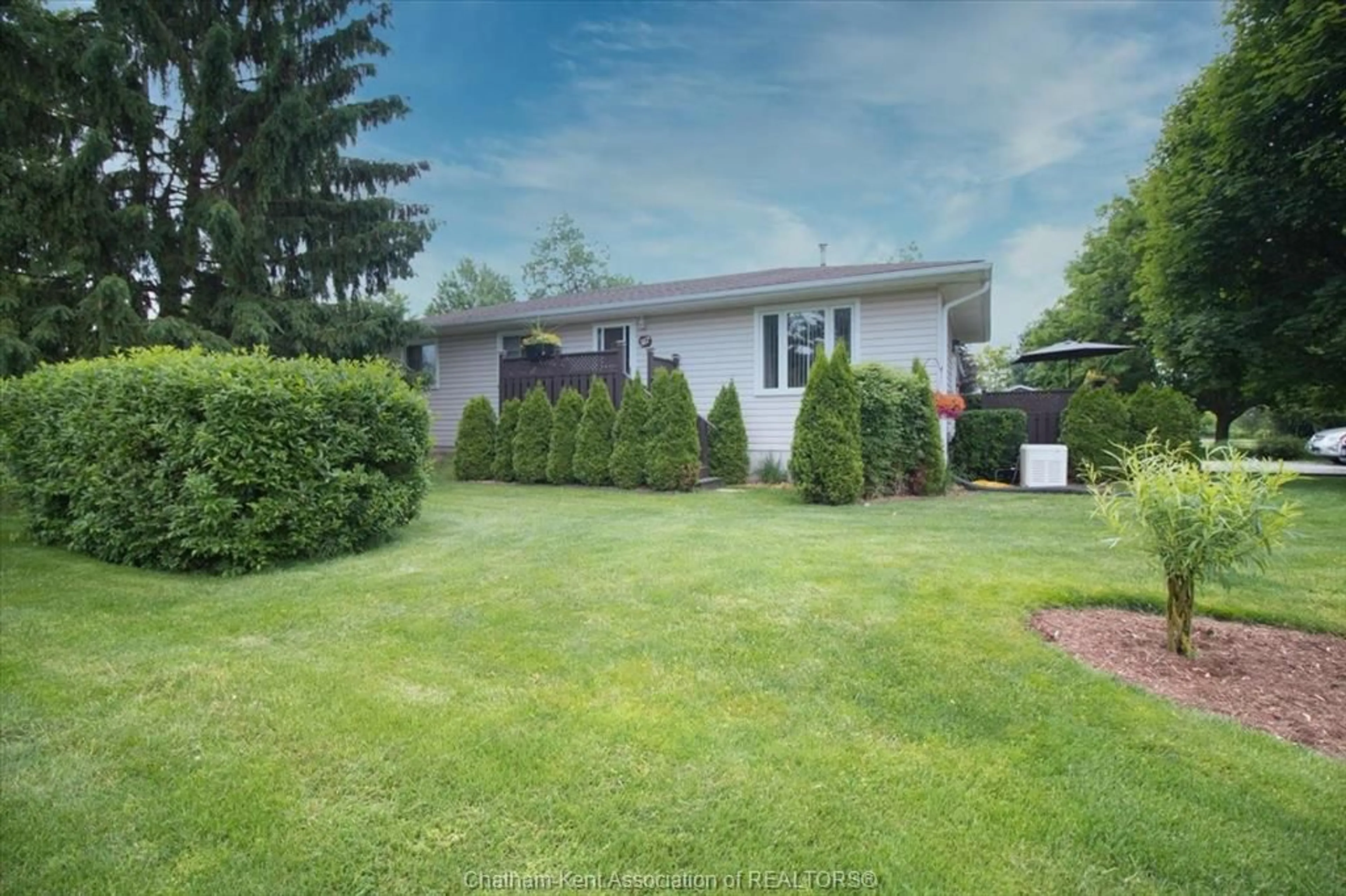 A pic from outside/outdoor area/front of a property/back of a property/a pic from drone, street for 317 Oak St, Bothwell Ontario N0P 1C0