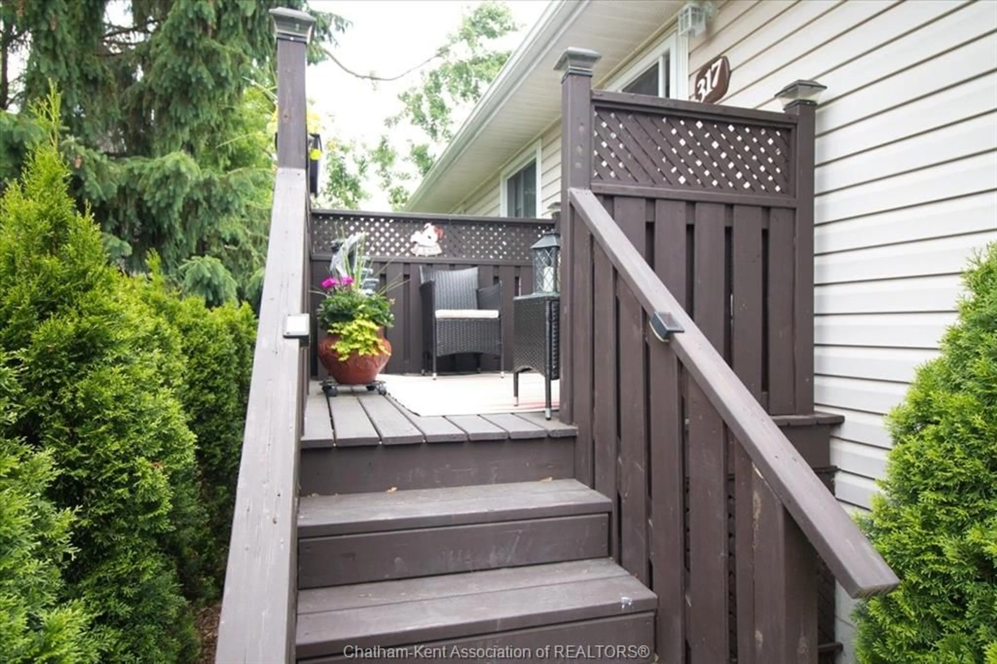Patio, street for 317 Oak St, Bothwell Ontario N0P 1C0