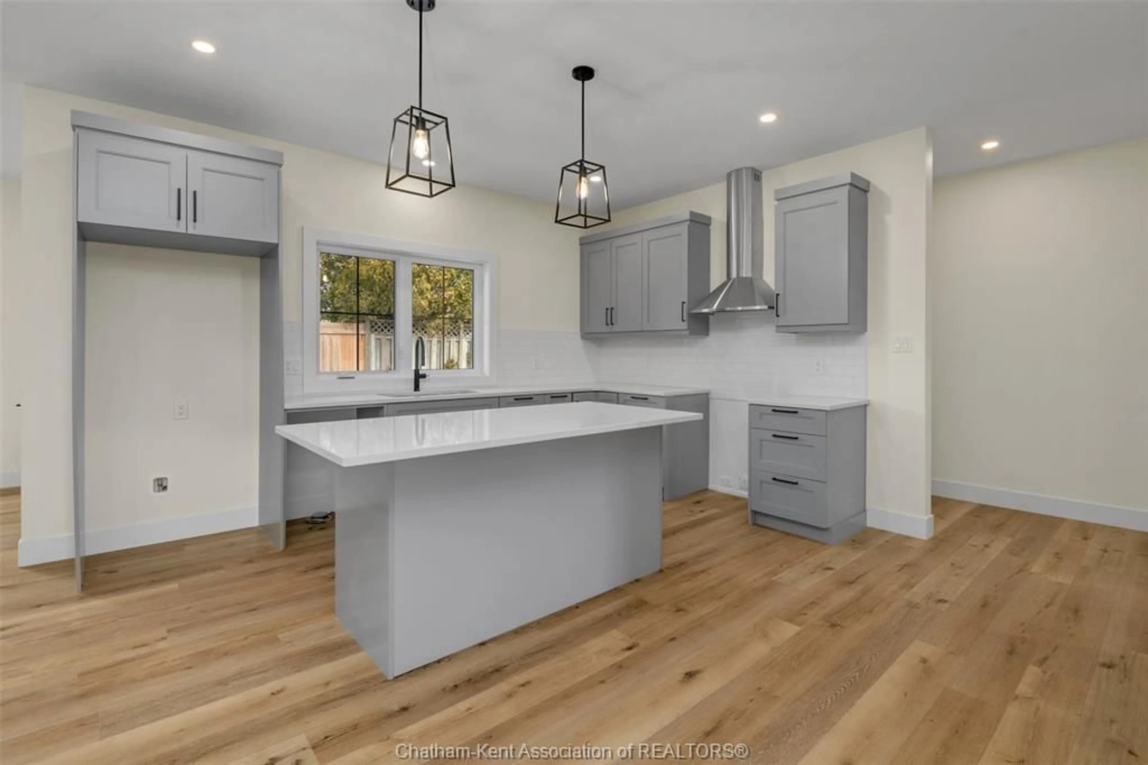 Open concept kitchen, wood/laminate floor for 11 Rosewood Cres, Chatham Ontario N7M 0V4