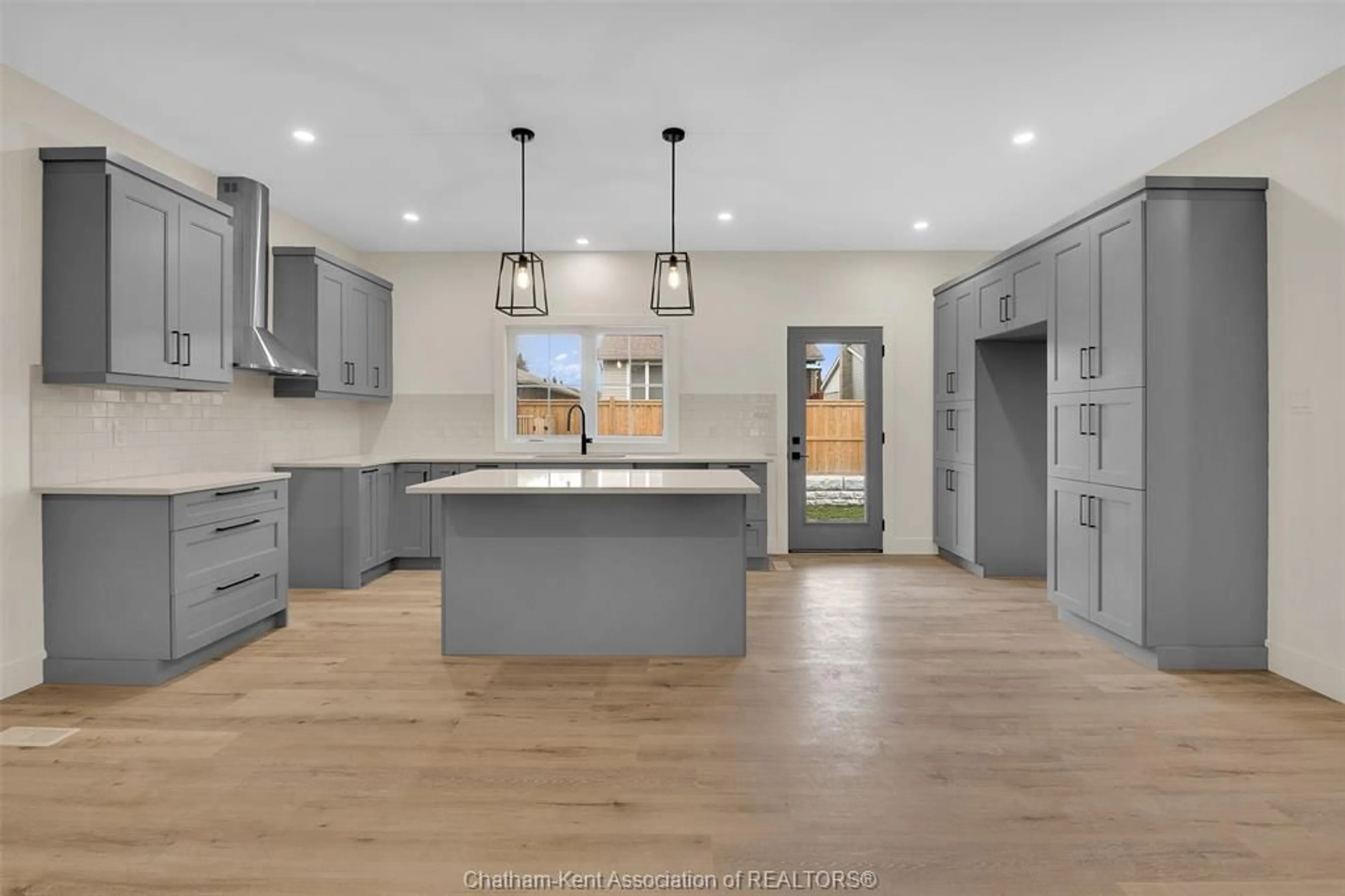 Open concept kitchen, unknown for 19 Rosewood Cres, Chatham Ontario N7M 0V4