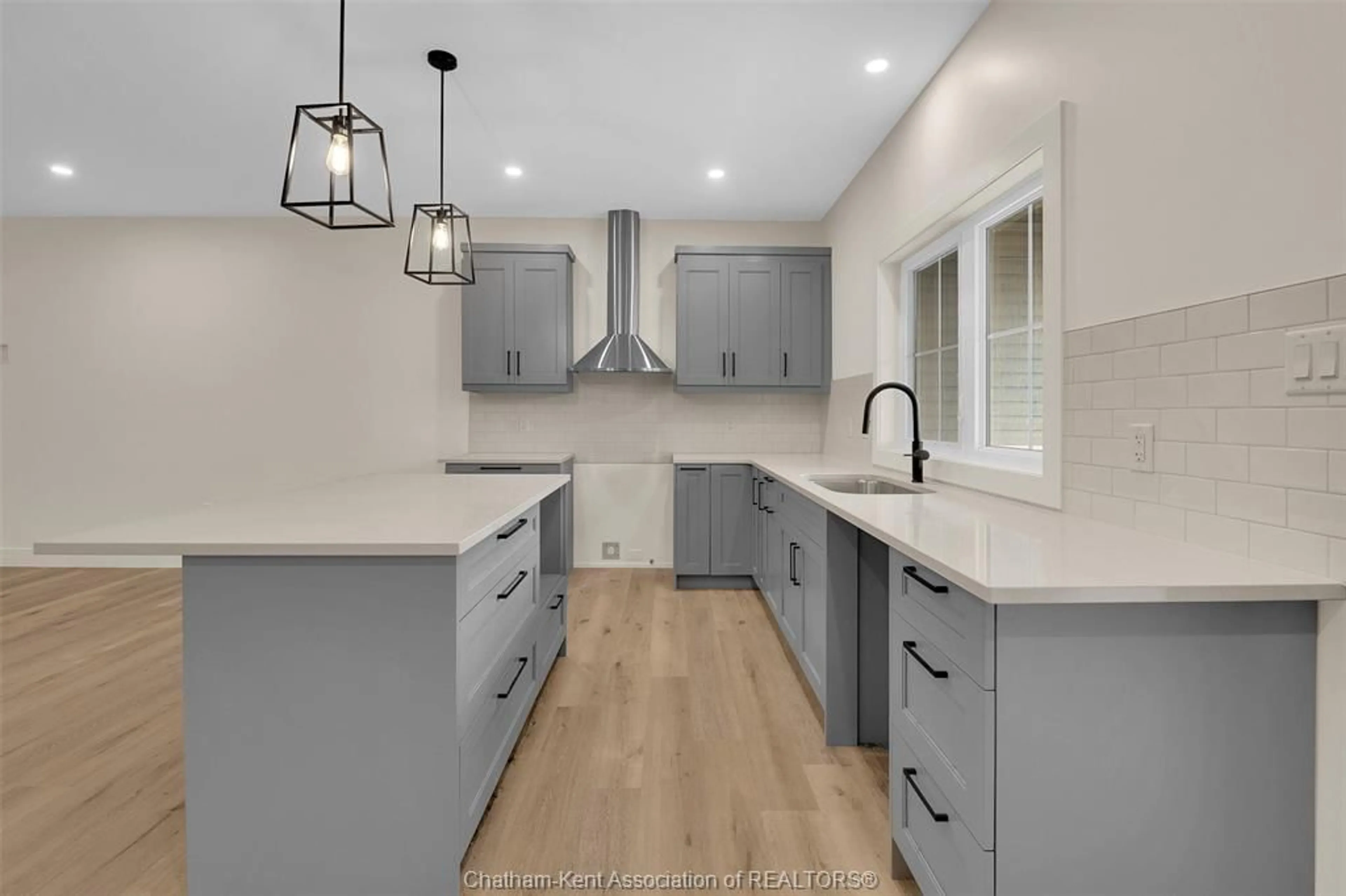 Open concept kitchen, unknown for 19 Rosewood Cres, Chatham Ontario N7M 0V4