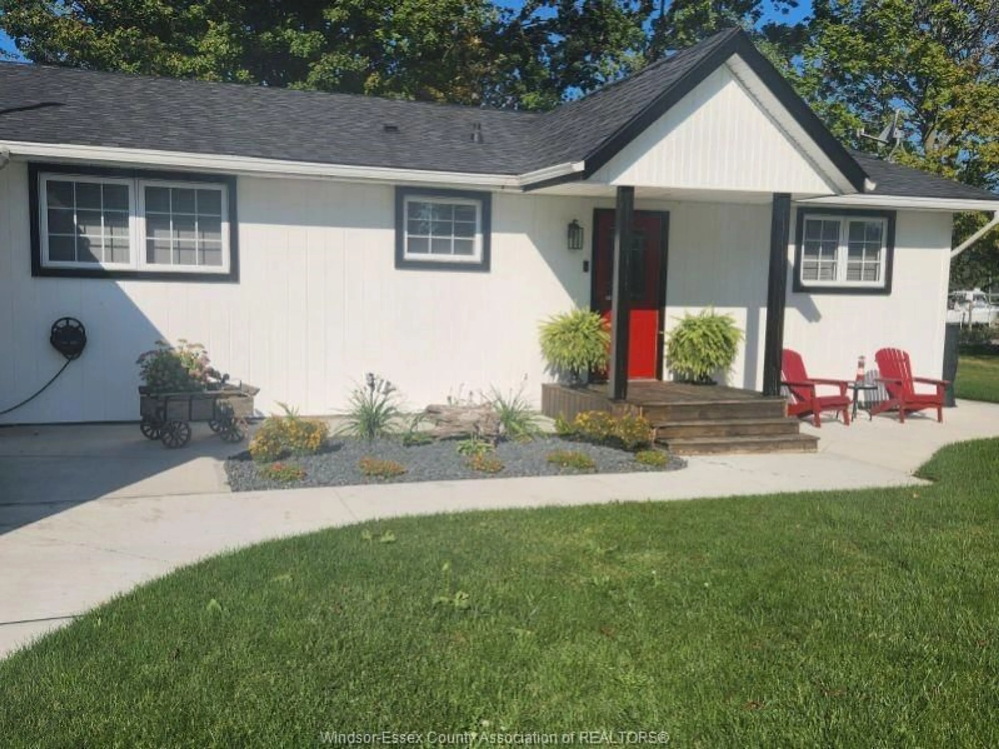 Home with vinyl exterior material, street for 845 REAUME Dr, Tilbury North Ontario N0P 2L0