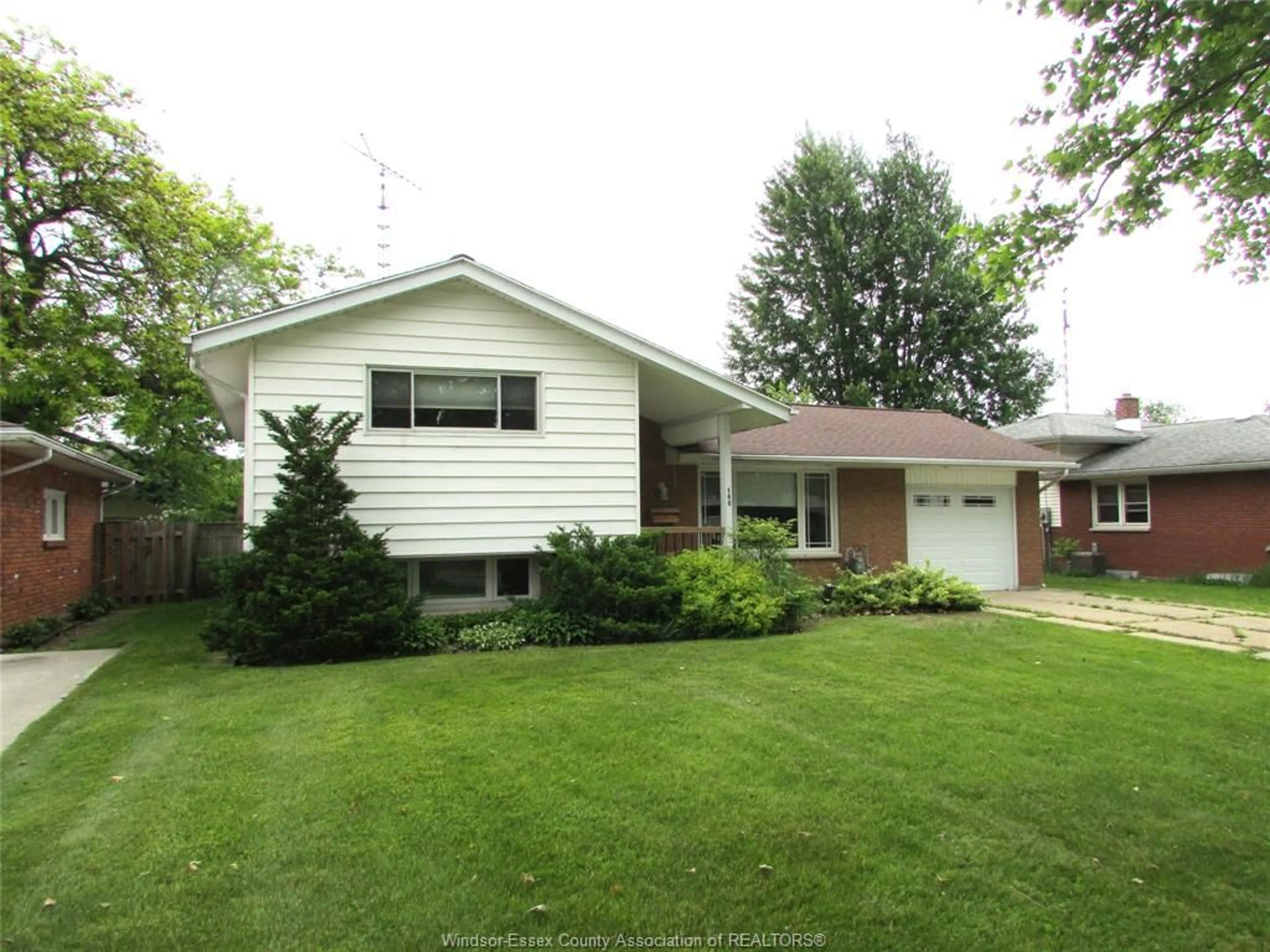 Home with vinyl exterior material, street for 140 Danforth Ave, Leamington Ontario N8H 2R2