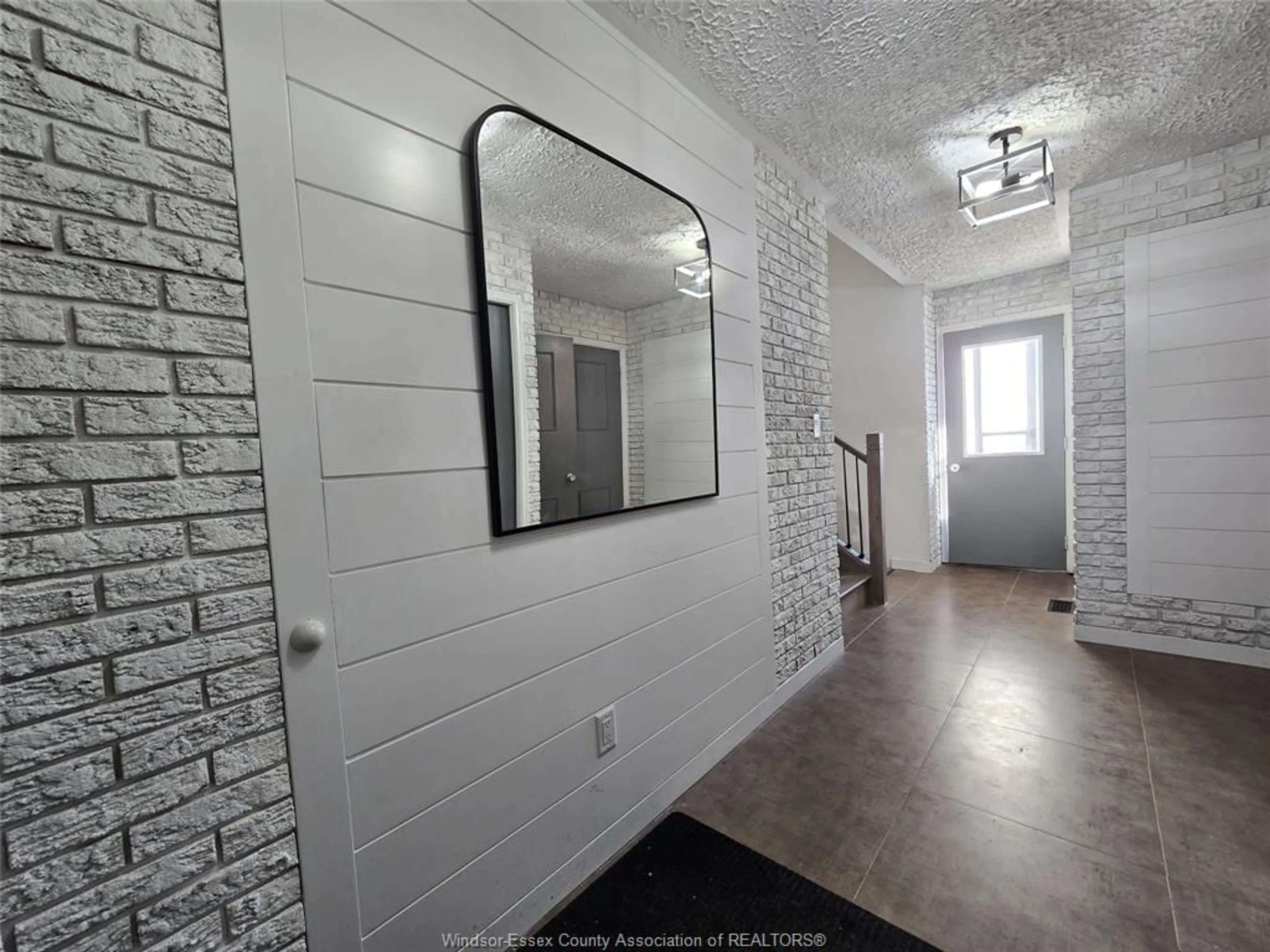 Indoor entryway for 1222 REAUME Rd, LaSalle Ontario N9J 1C1