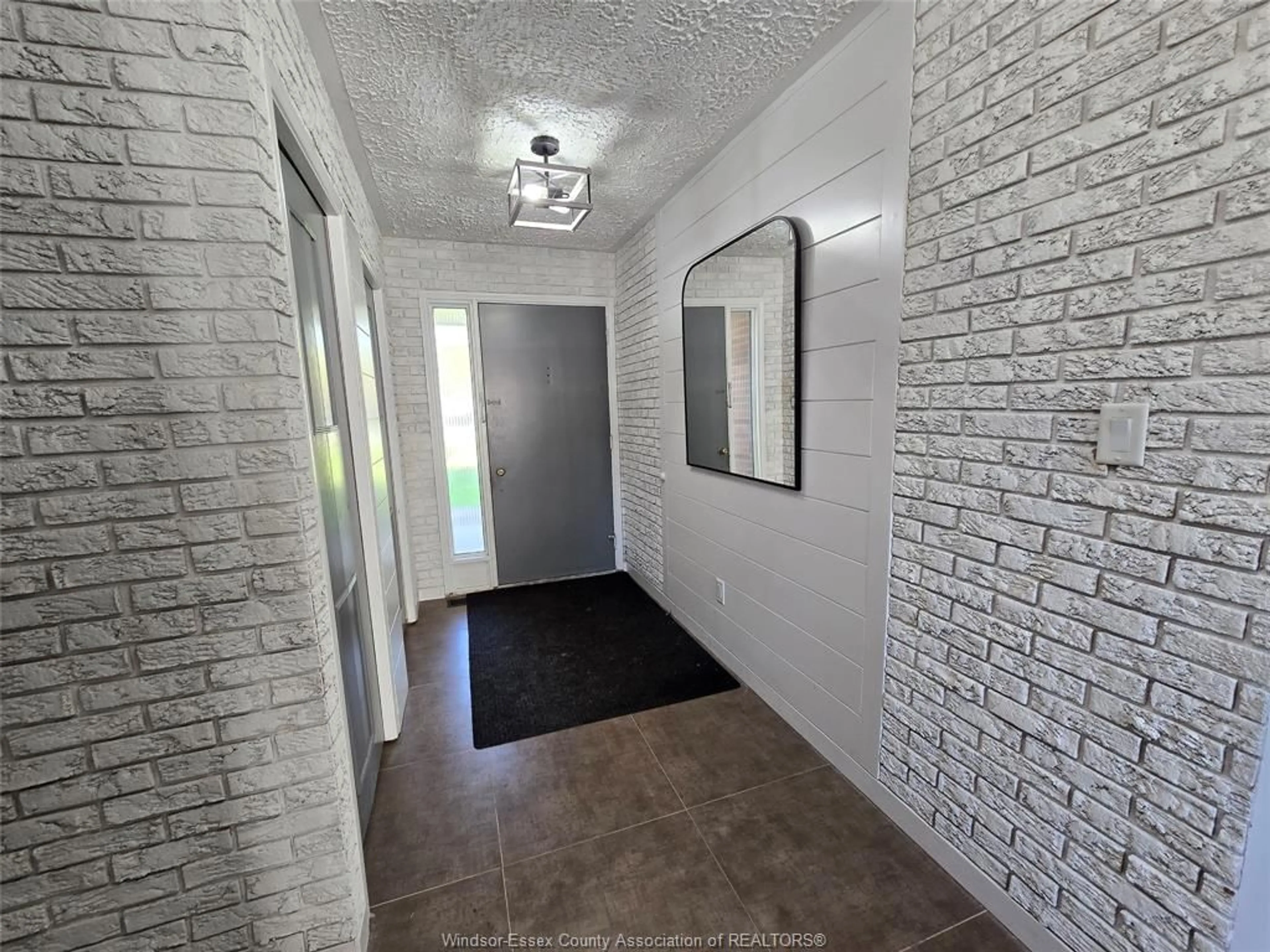 Indoor entryway for 1222 REAUME Rd, LaSalle Ontario N9J 1C1