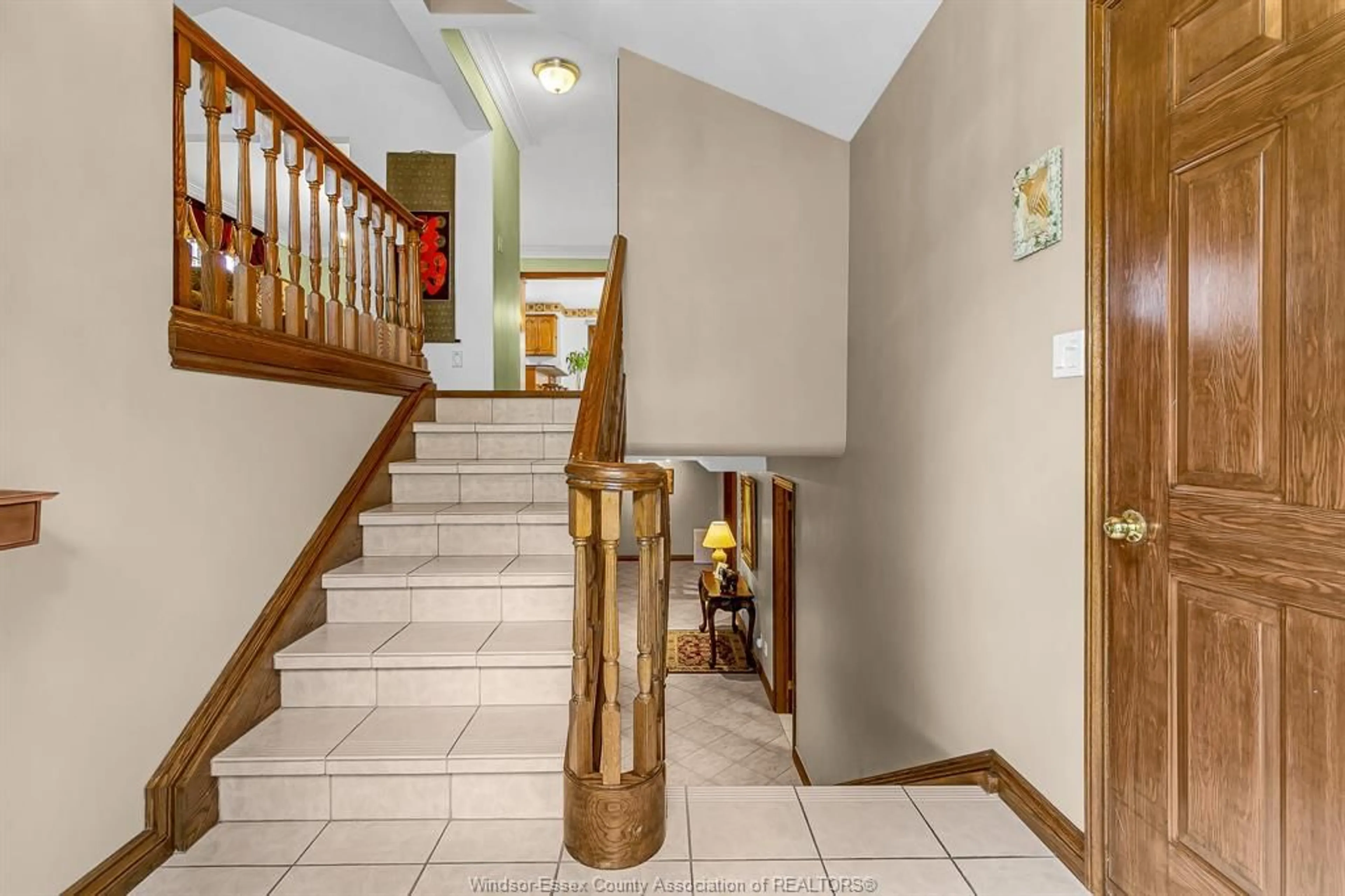 Indoor foyer for 2672 BUTTERY St, Windsor Ontario N9E 4L7