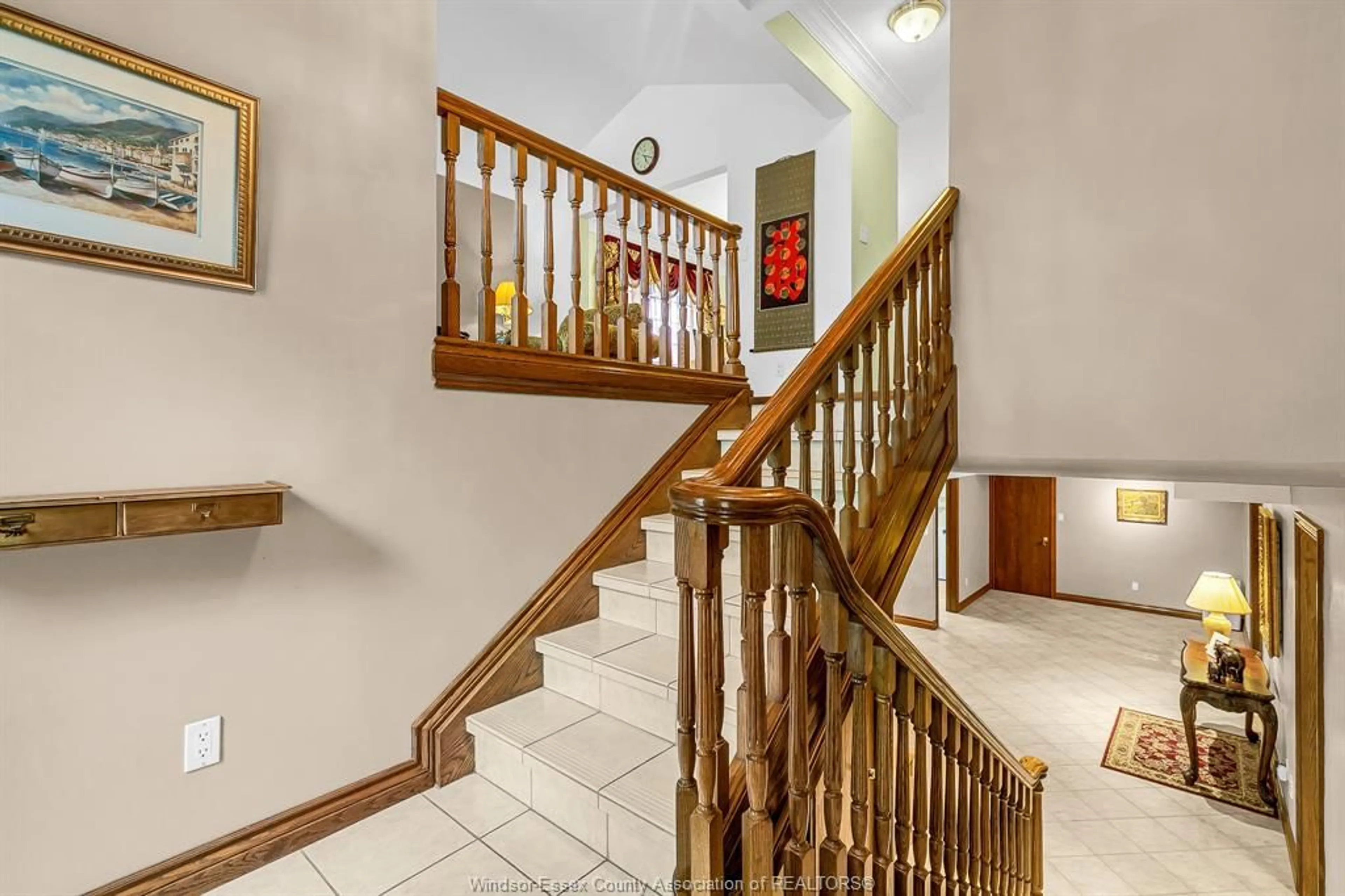 Indoor foyer for 2672 BUTTERY St, Windsor Ontario N9E 4L7
