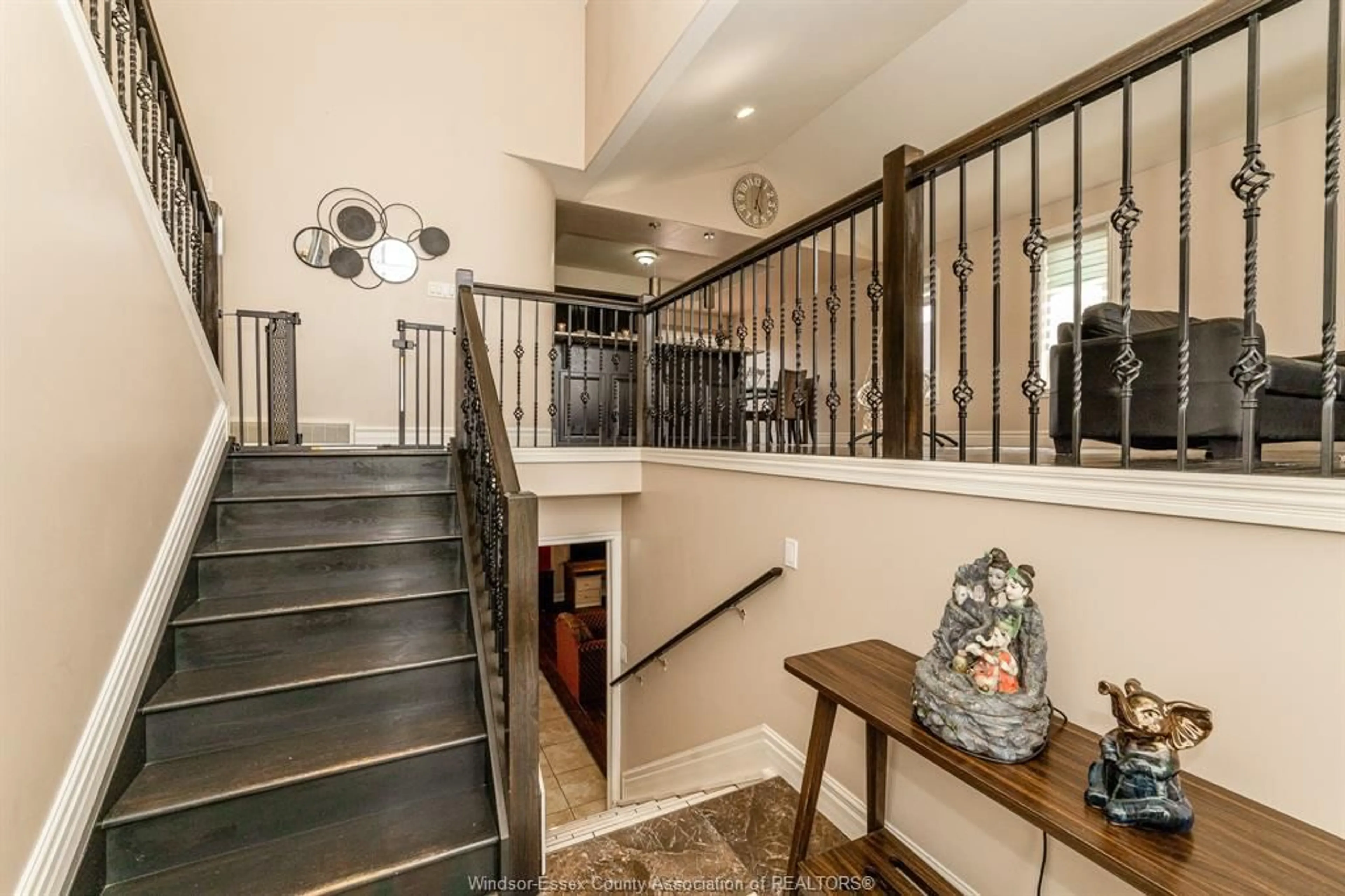 Indoor foyer for 11241 URBAN Lane, Windsor Ontario N8R 0A6