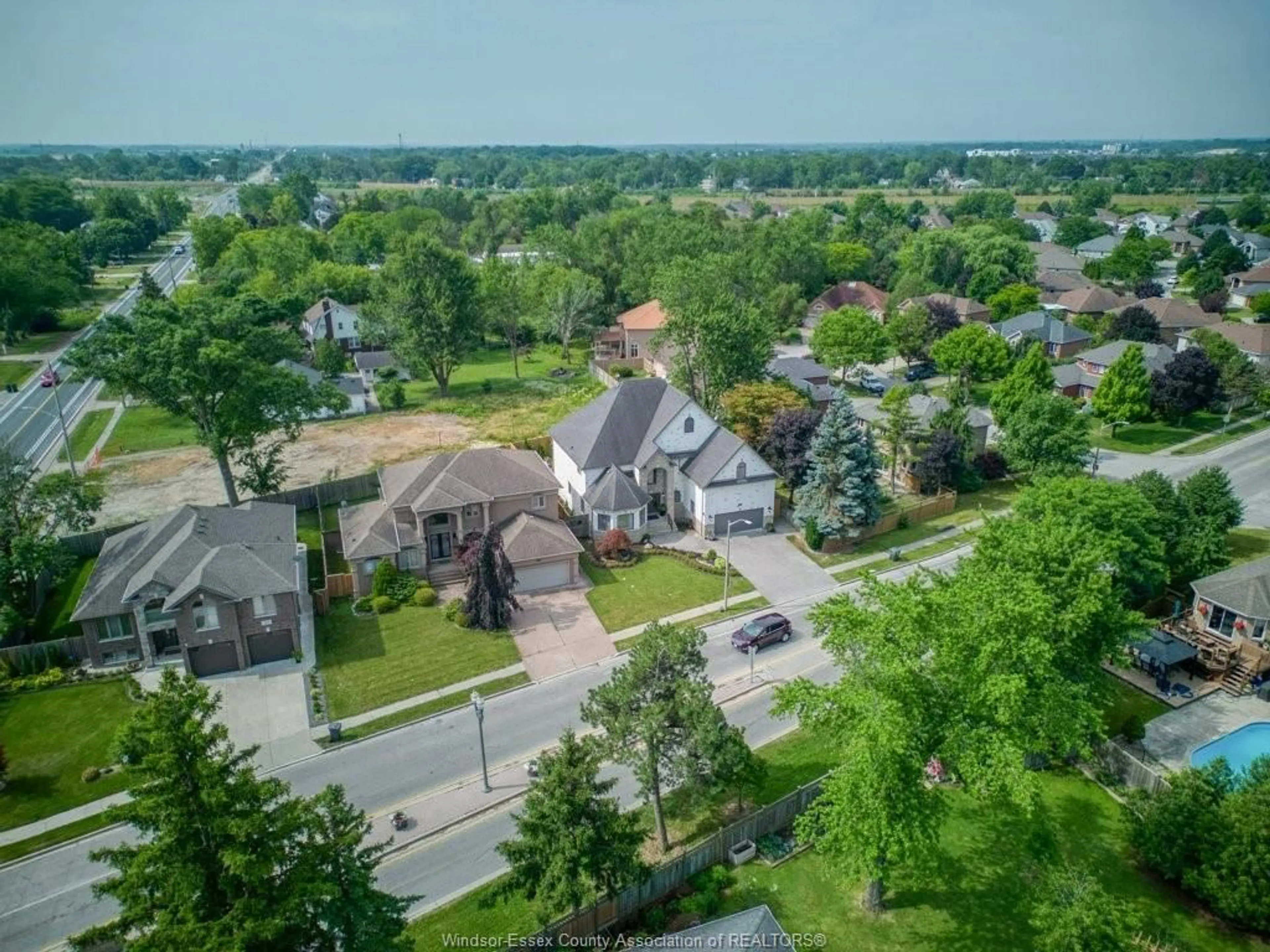 A pic from outside/outdoor area/front of a property/back of a property/a pic from drone, street for 435 COUNTRY CLUB, Windsor Ontario N9G 3G9