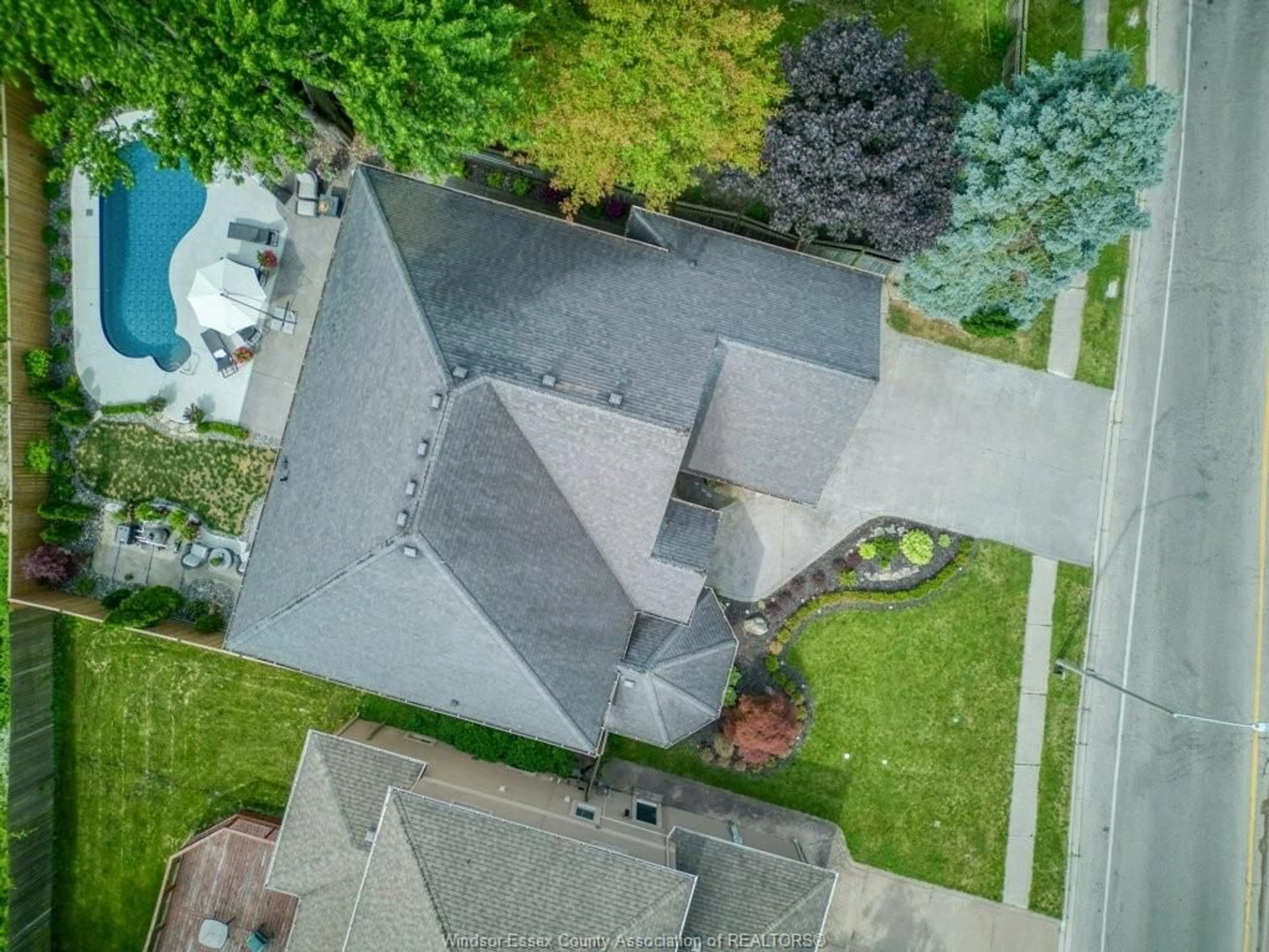 A pic from outside/outdoor area/front of a property/back of a property/a pic from drone, street for 435 COUNTRY CLUB, Windsor Ontario N9G 3G9