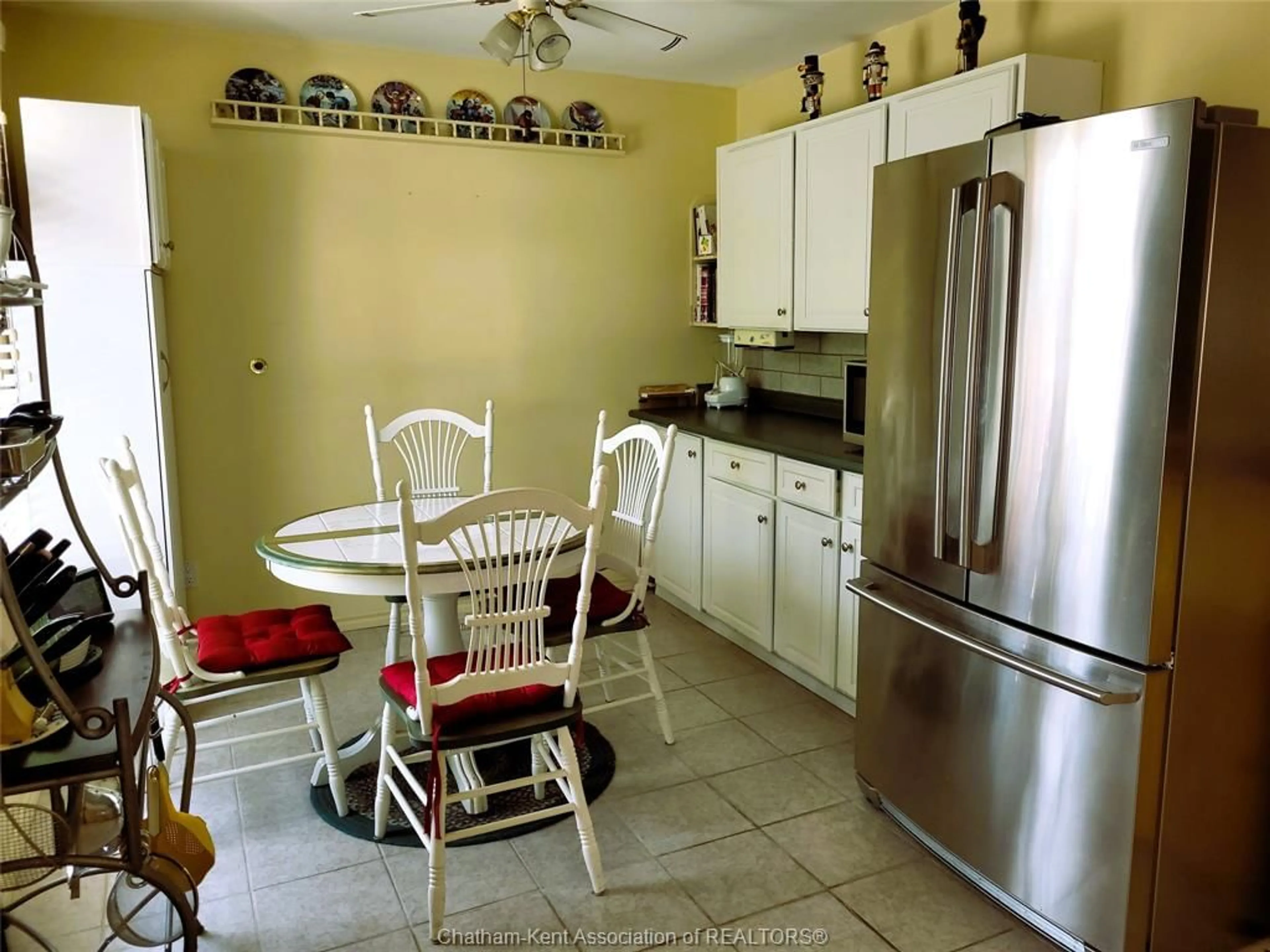 Standard kitchen, ceramic/tile floor for 4 Cairns Cres, Wallaceburg Ontario N8A 4Y6